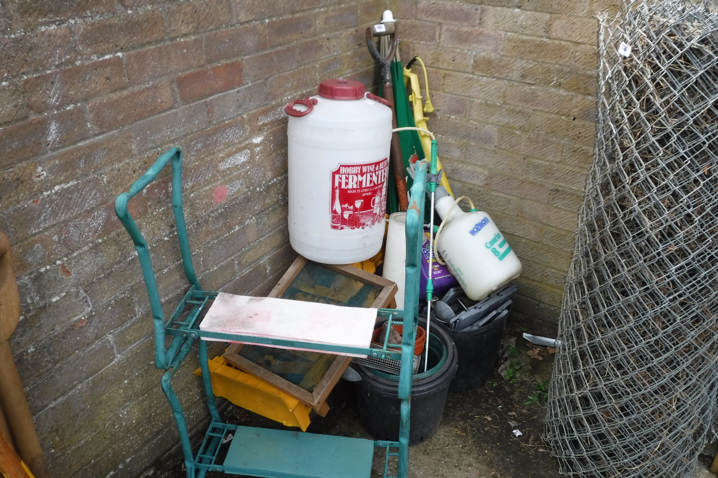 Quantity of misc. garden items incl. 2 weeding implements, fermenter tub, Hozelock weed sprayer,