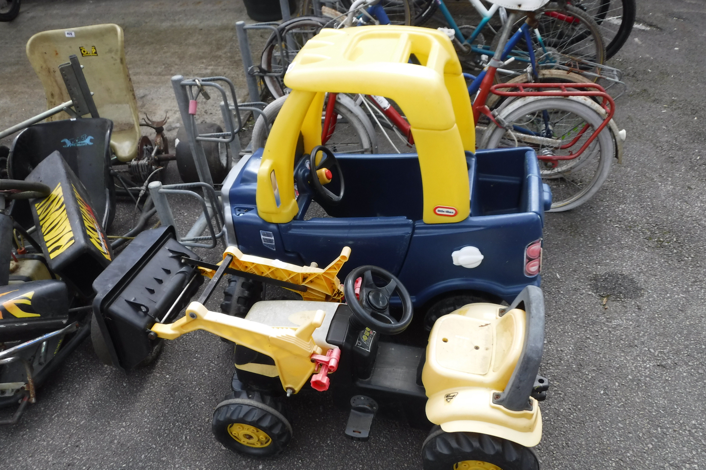 Little Tikes wheel along car with childs JCB tractor