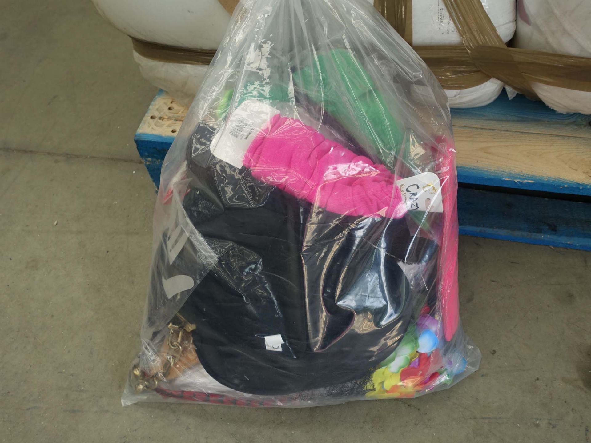 3565 Bag of assorted items incl. mainly dress up outfits