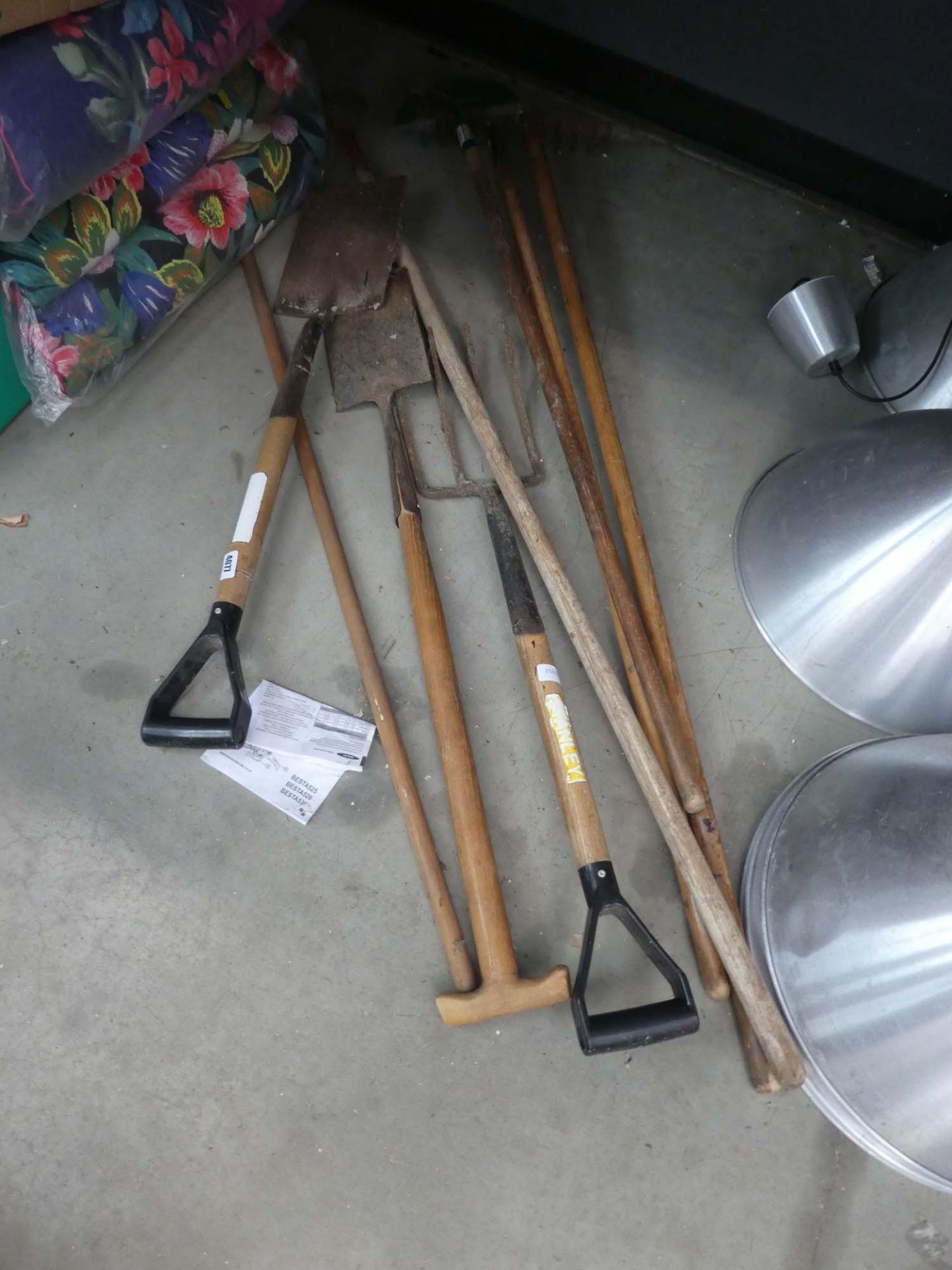 Small quantity of garden tools