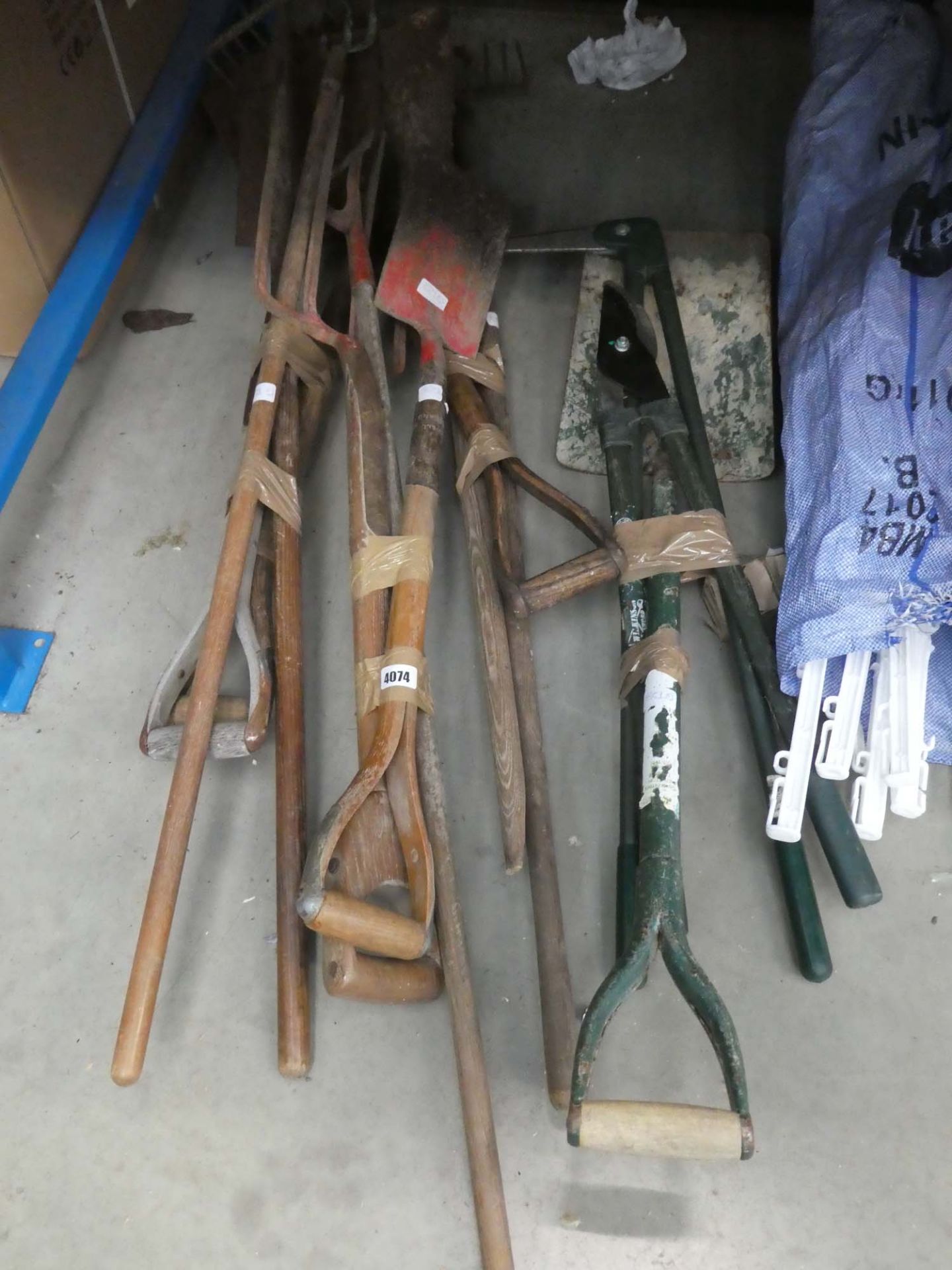 4 small bundle of assorted garden tools