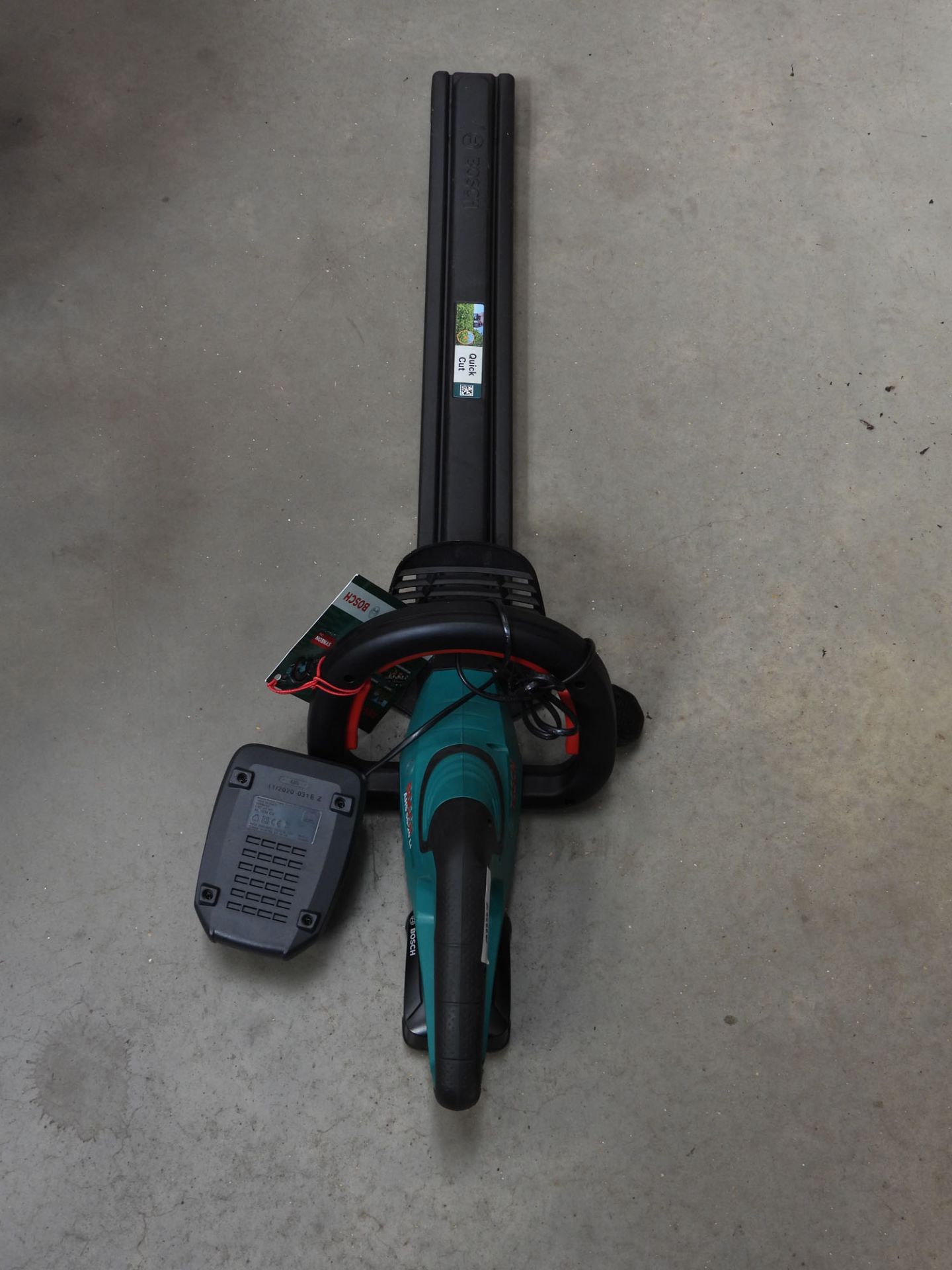 Bosch battery powered chain saw with 1 battery and charger