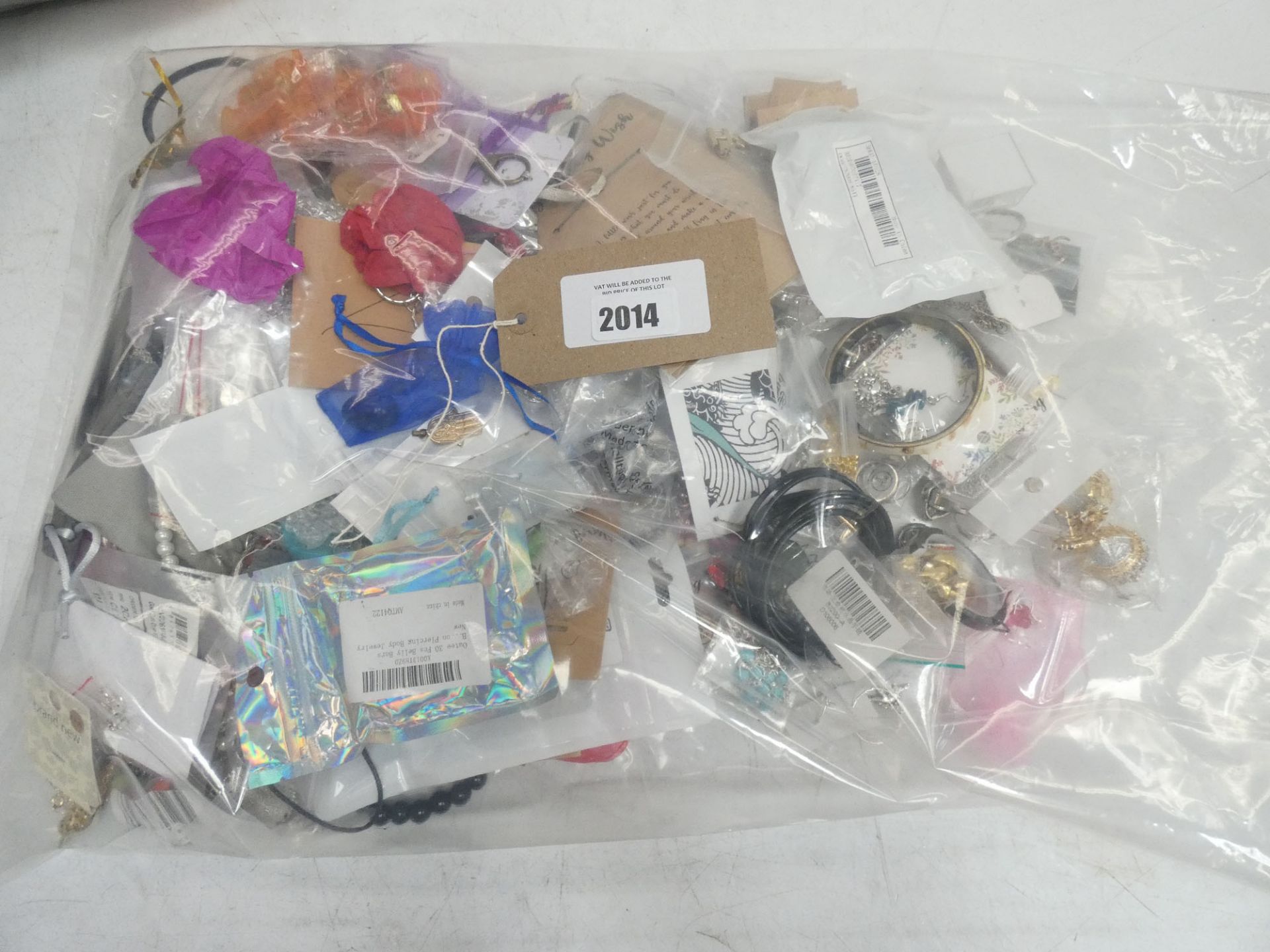 Small bag containing loose costume and dress jewellery