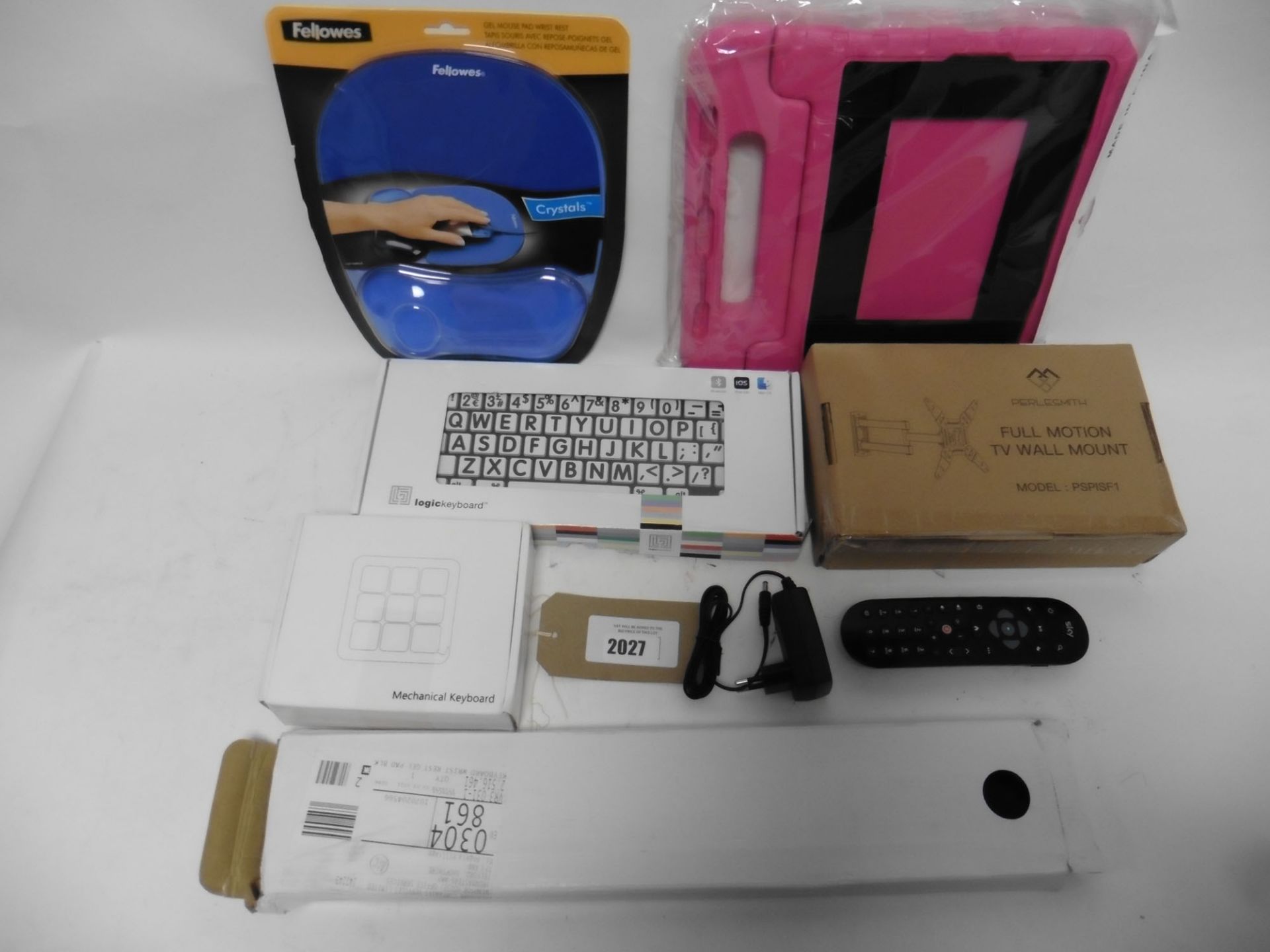 bag with Logic keyboard, Mechanical keyboard, gel mouse pad, gel keyboard wrist rest, TV bracket,