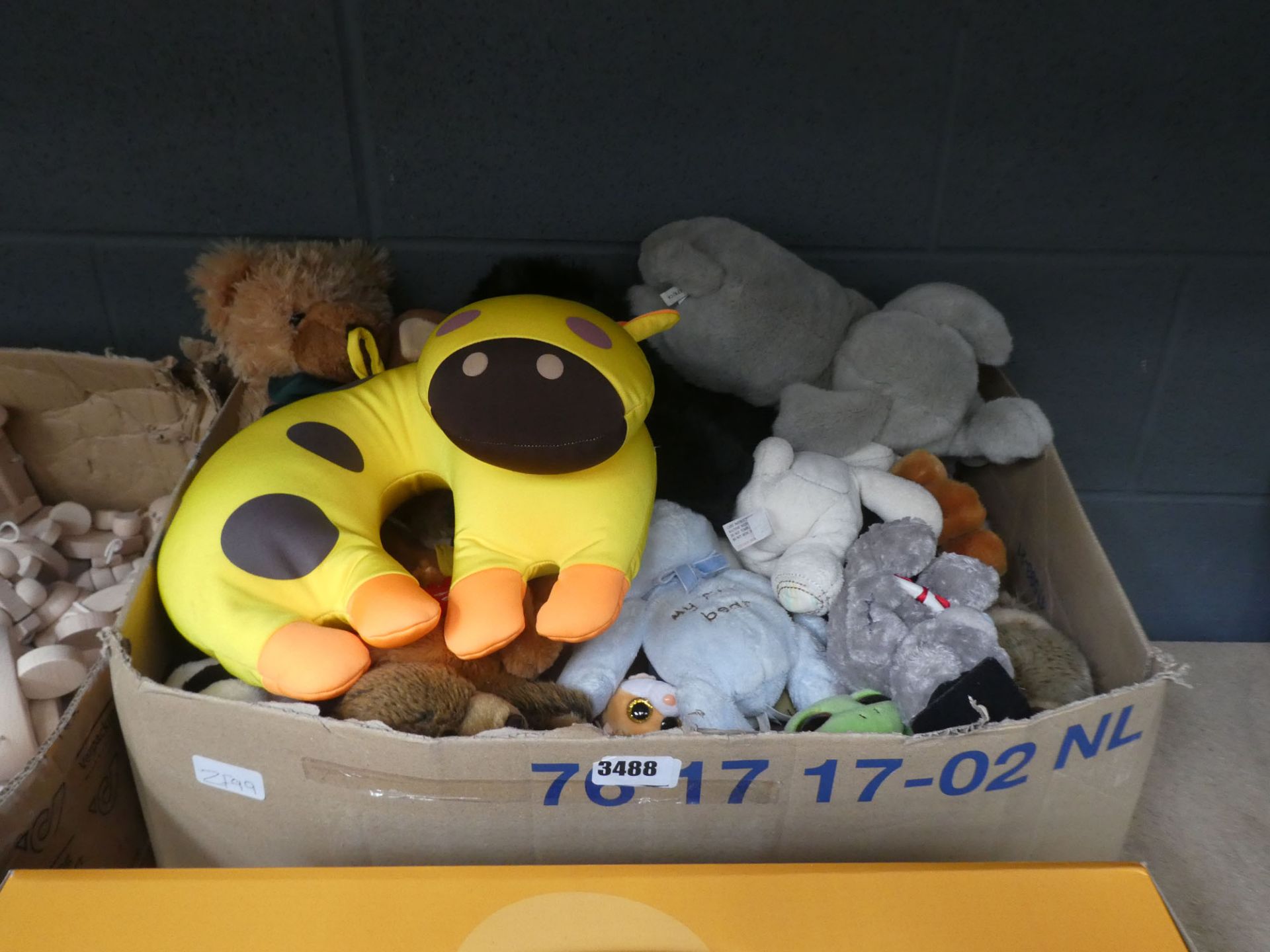 3472 Large box of cuddly toys