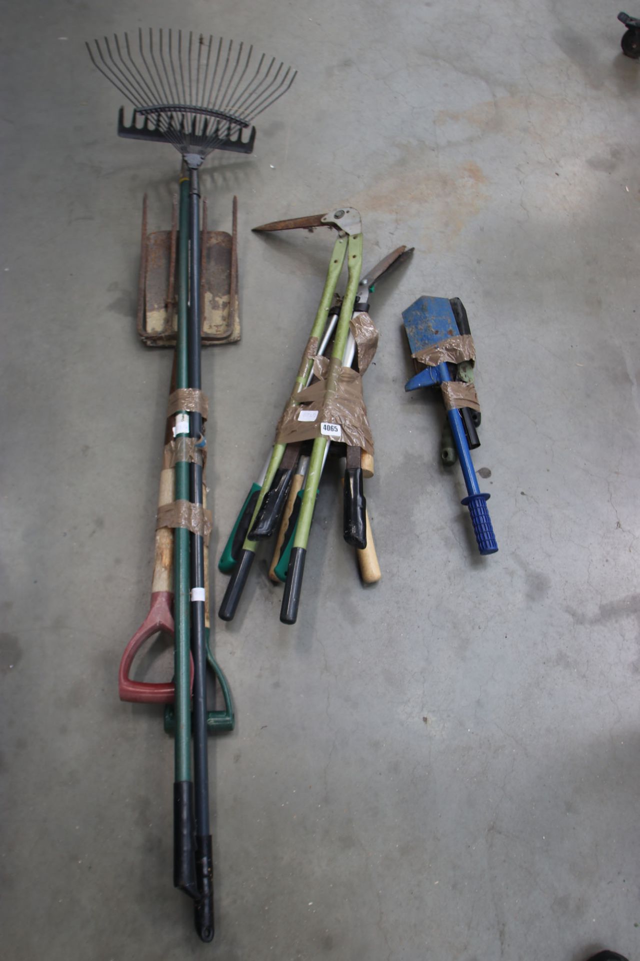 3 bundles of garden tools