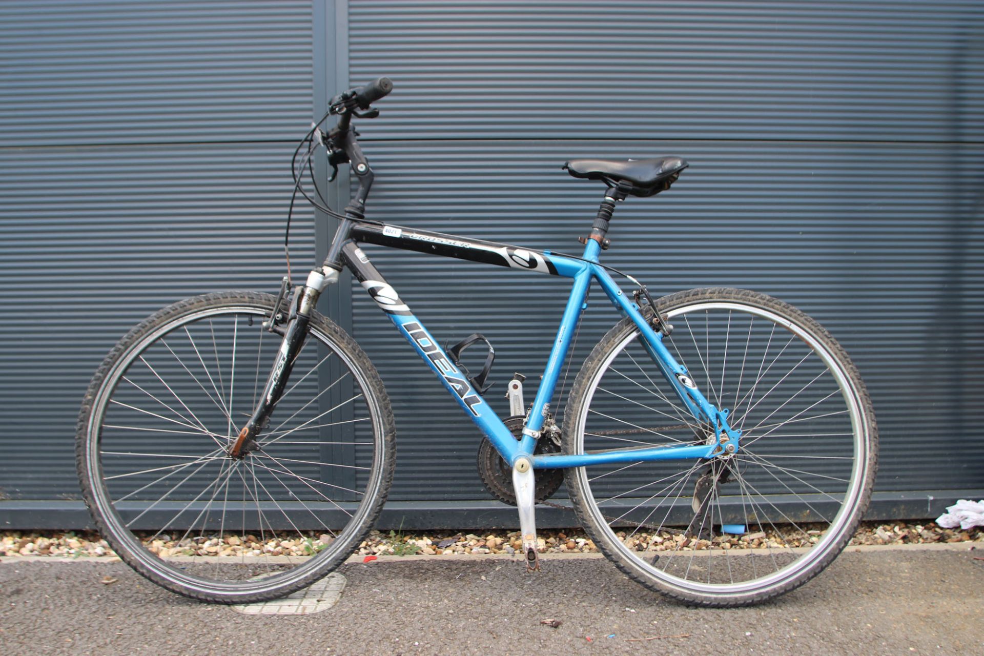 4028 - Ideal blue and black mountain bike