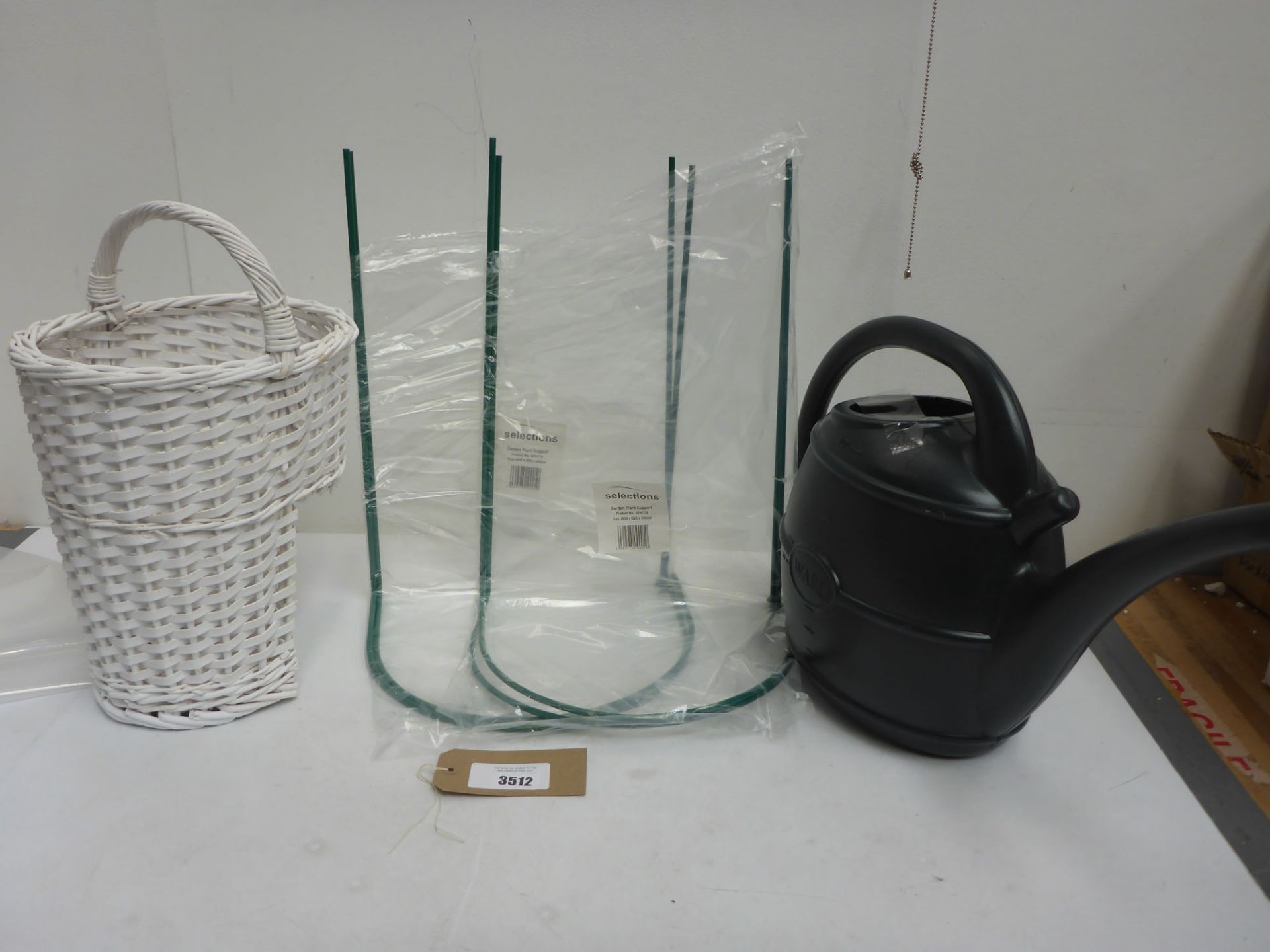 4 garden plant supports, 10L watering can and wicker basket