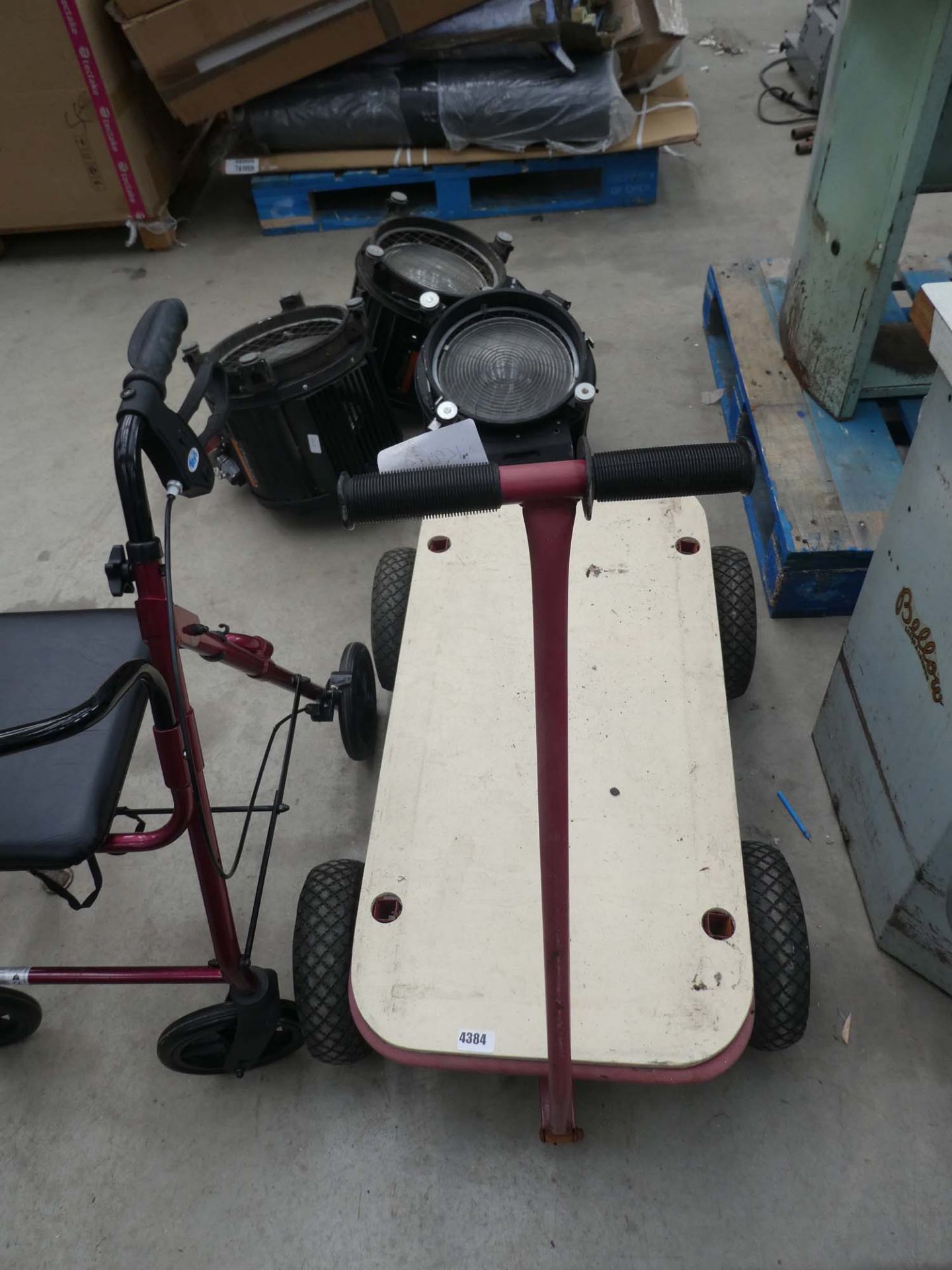 4 wheel trolley with handle