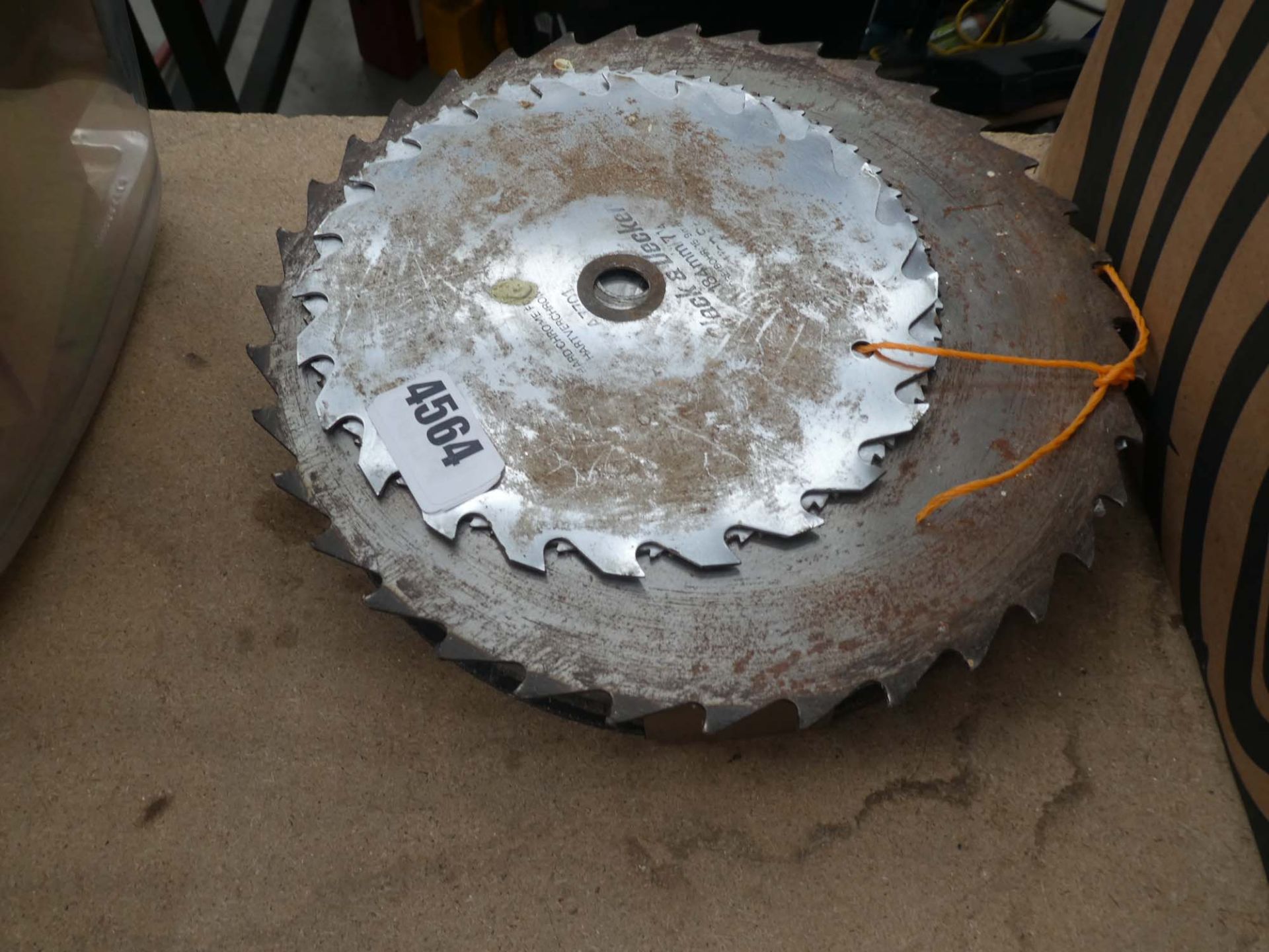 Qty of cutting blades