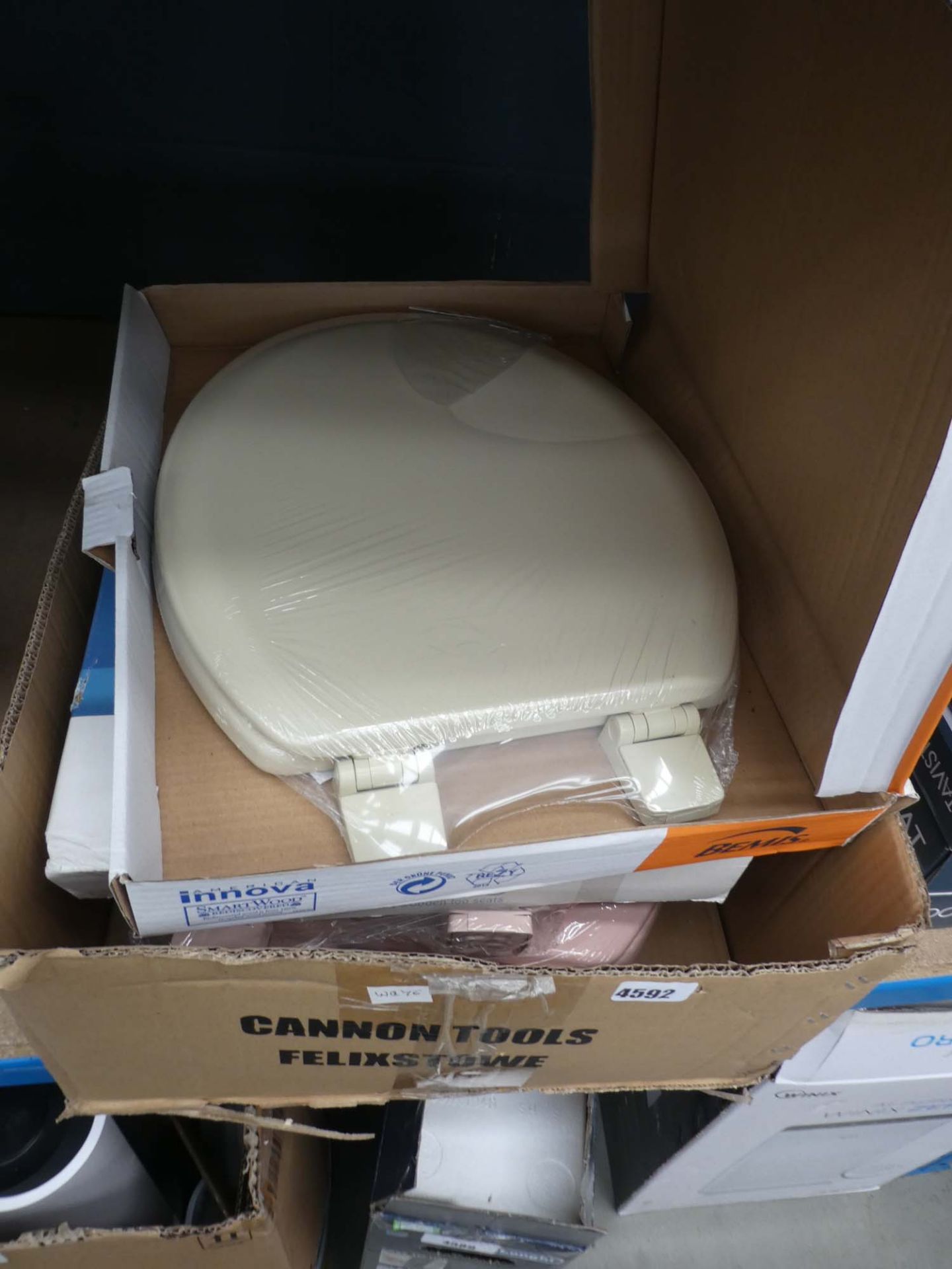2 boxed and 3 unboxed toilet seats inc. 2 in pink
