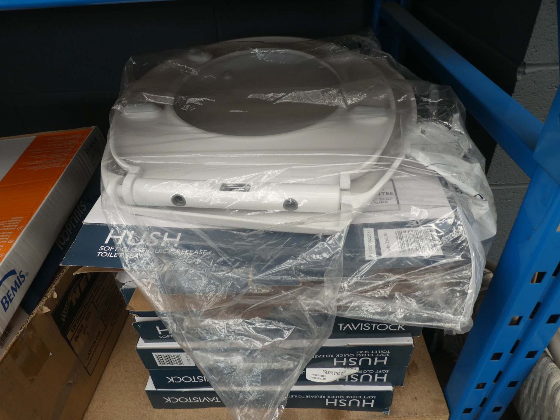 7 boxed and 1 unboxed Tavistock toilet seats