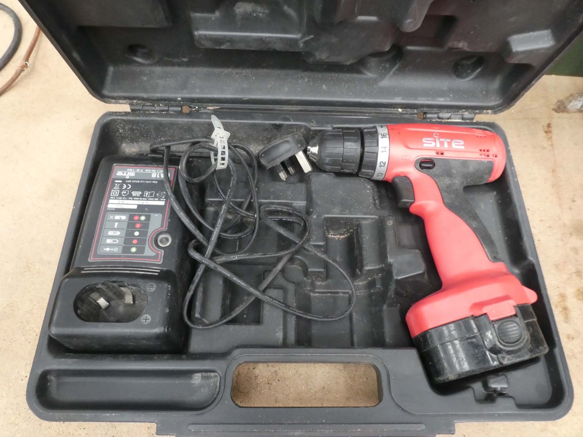 Site battery drill with one battery and charger