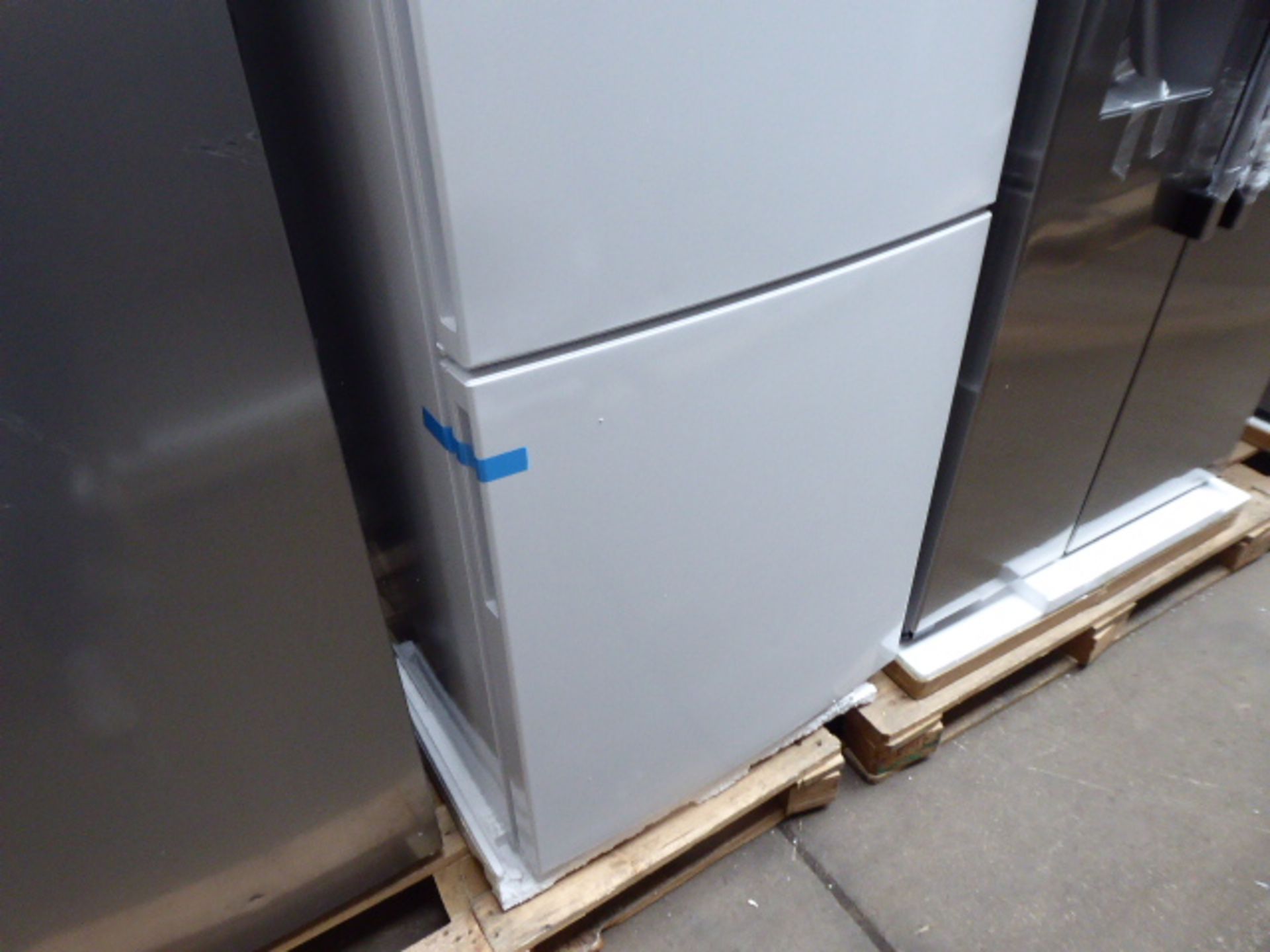 KGE49AWCAGB Bosch Free-standing fridge-freezer - Image 2 of 3