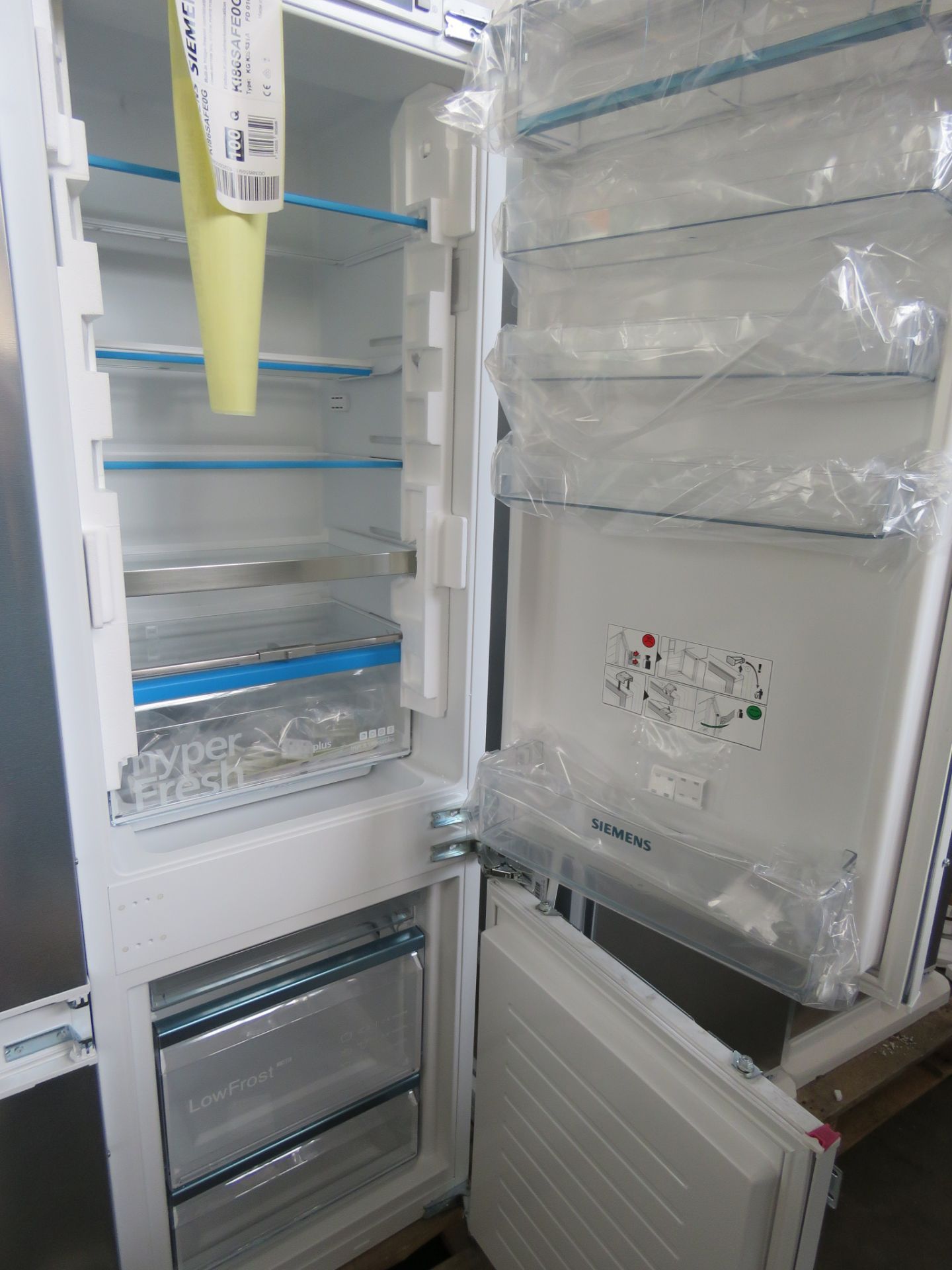 KI86SAFE0GB Siemens Built-in fridge-freezer combination - Image 2 of 2