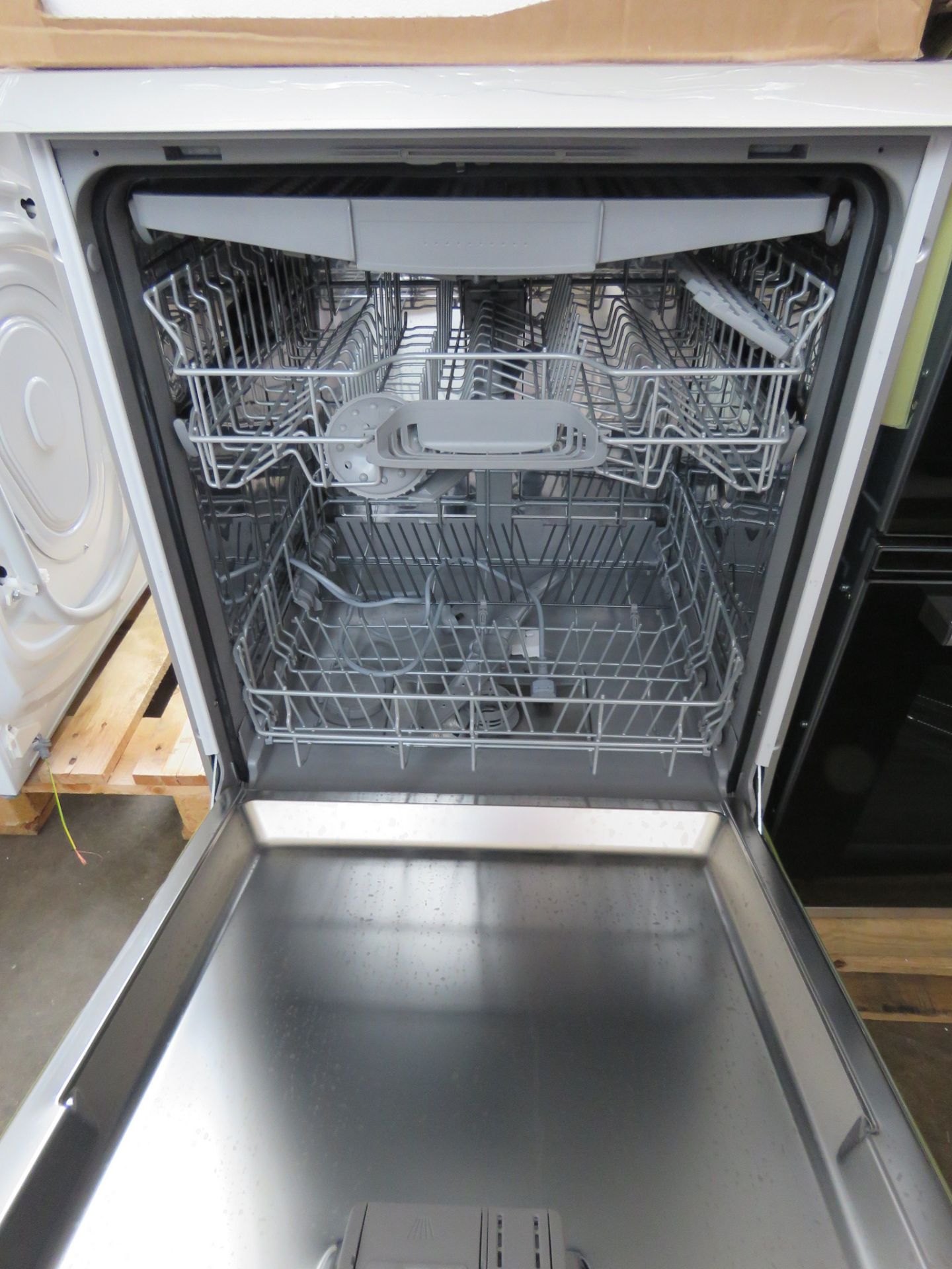 SMS25EI00GB Bosch Freestanding dishwasher 60cm silver-inox - Image 2 of 2