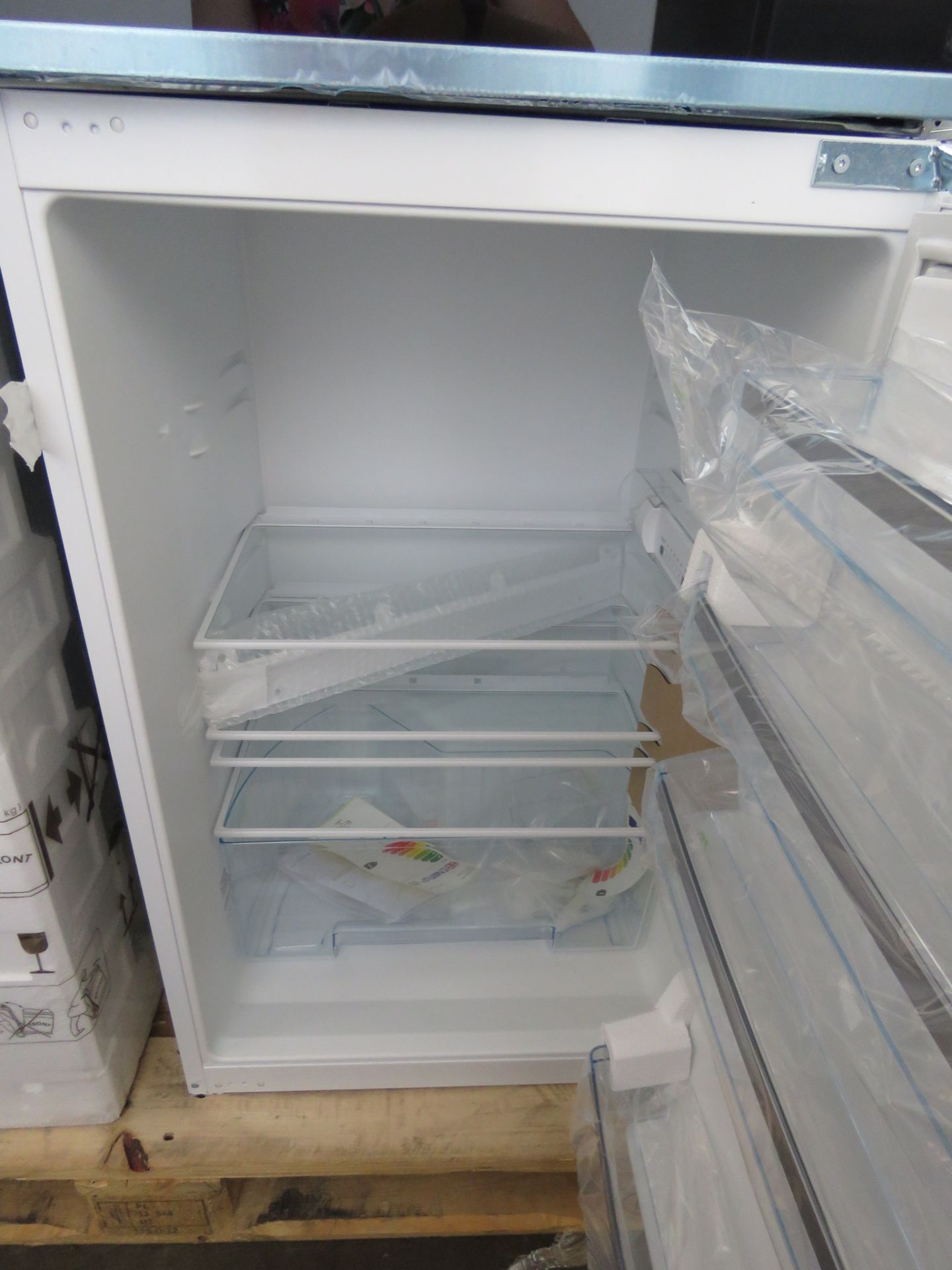 KIR18NSF0GB Bosch Built-in larder fridge - Image 2 of 2