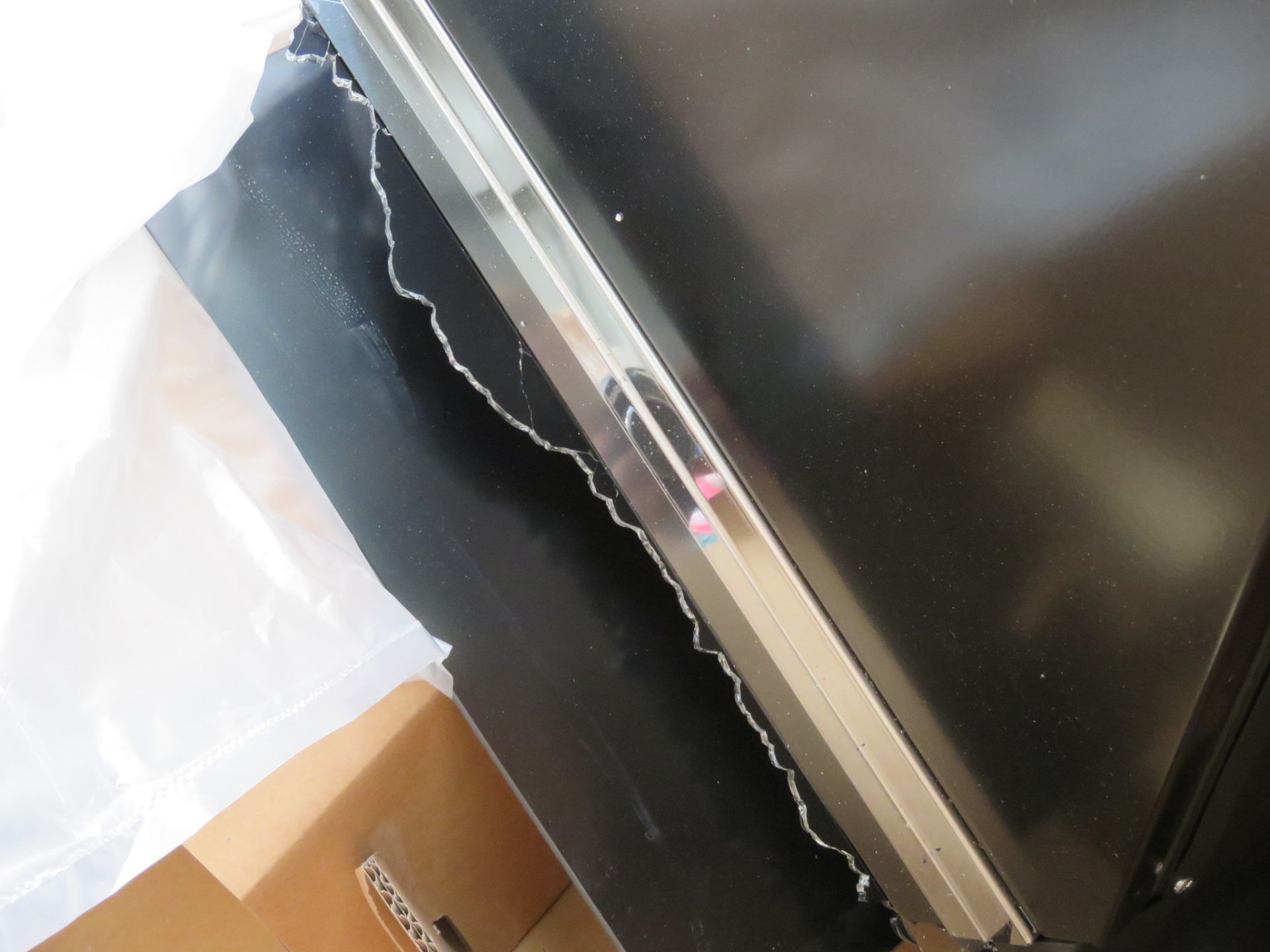 DWK87CM60BB Bosch Inclined hood (glass smashed - refer to pictures) - Image 2 of 3