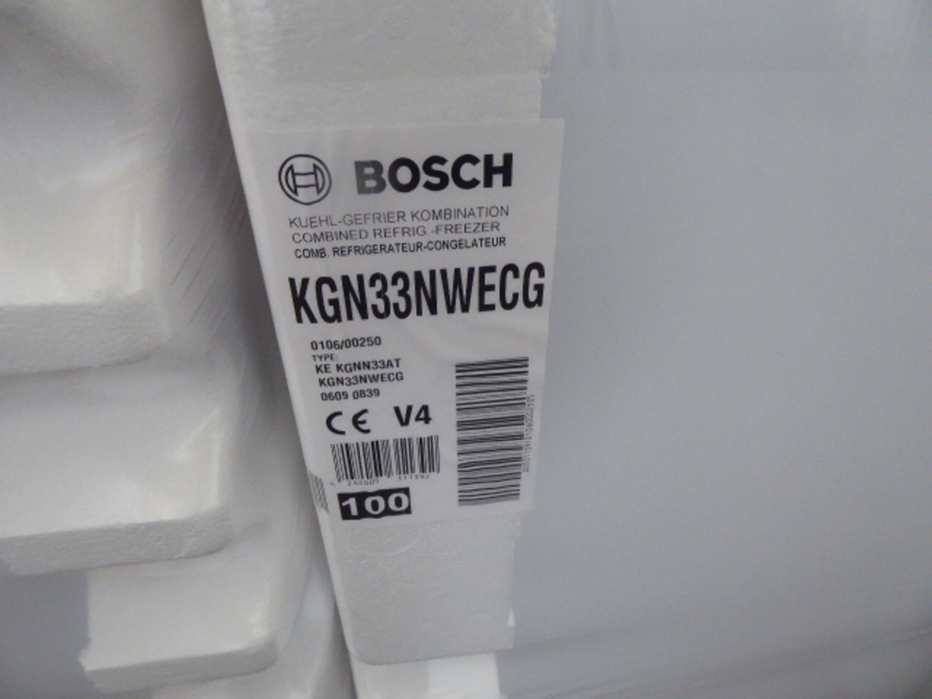 KGN33NWECGB Bosch Free-standing fridge-freezer