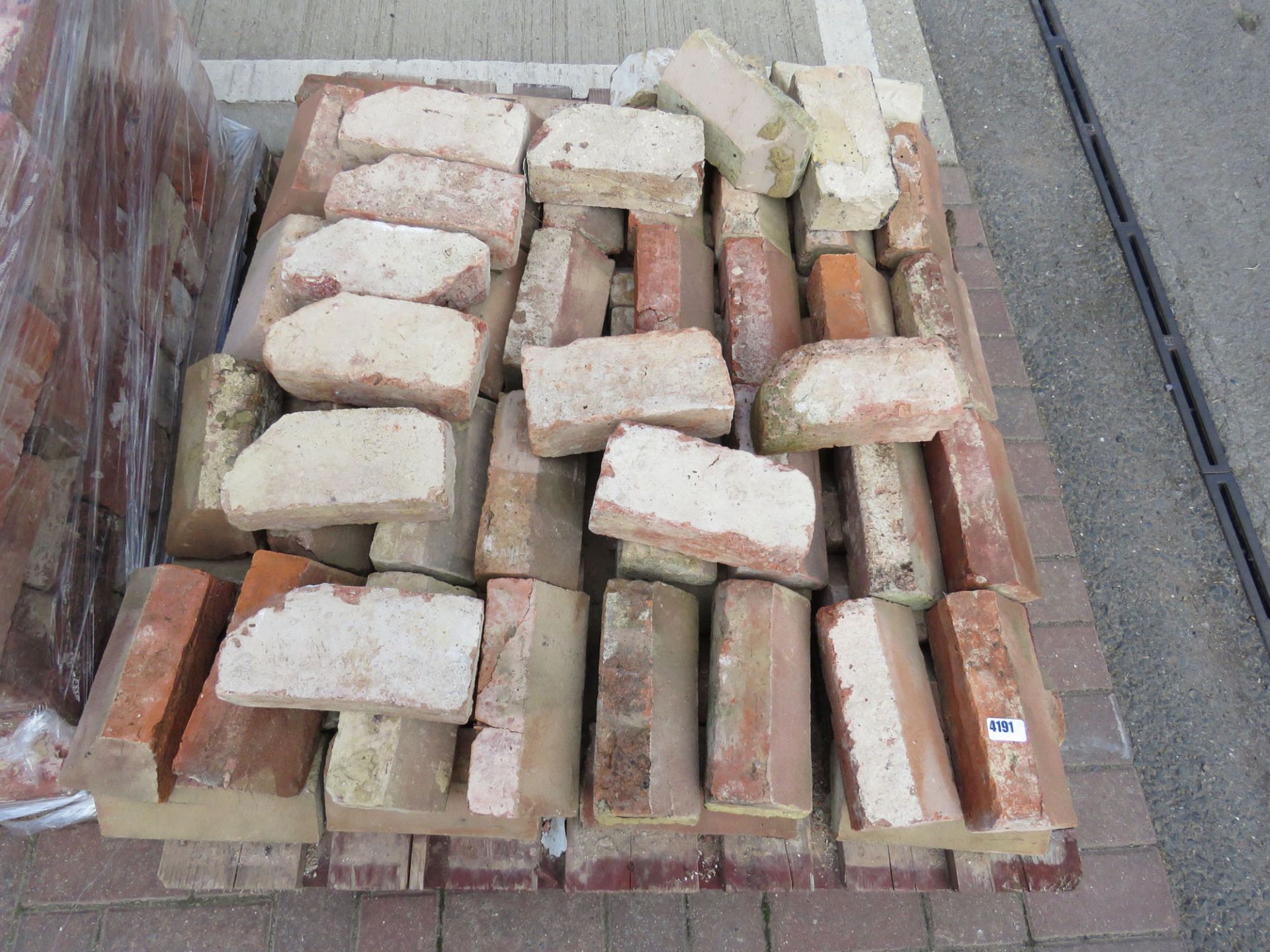 Part pallet of hard red Victorian corner bricks