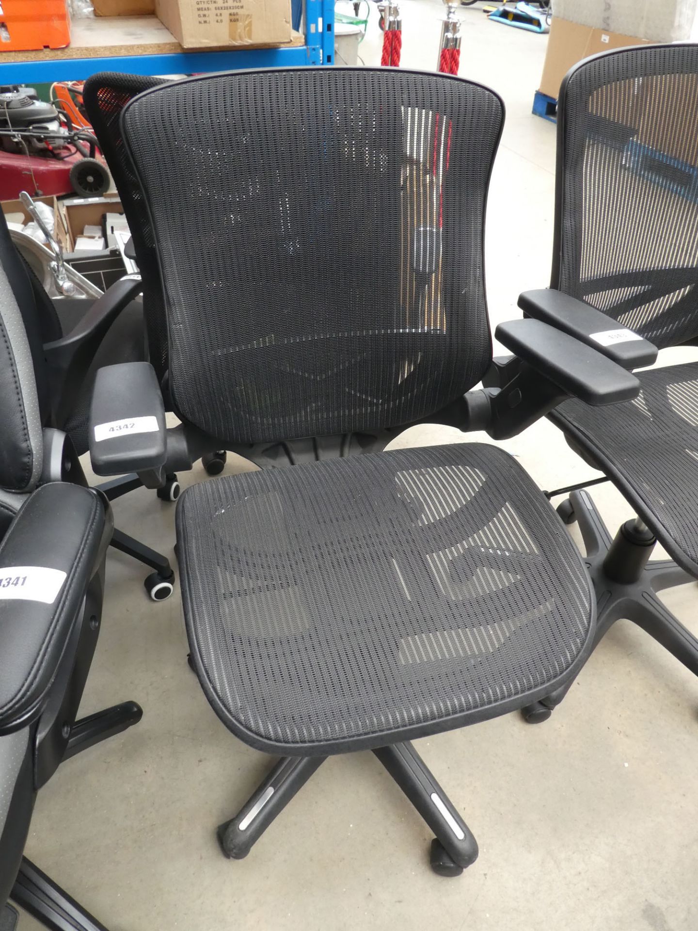 Mesh office swivel armchair in black