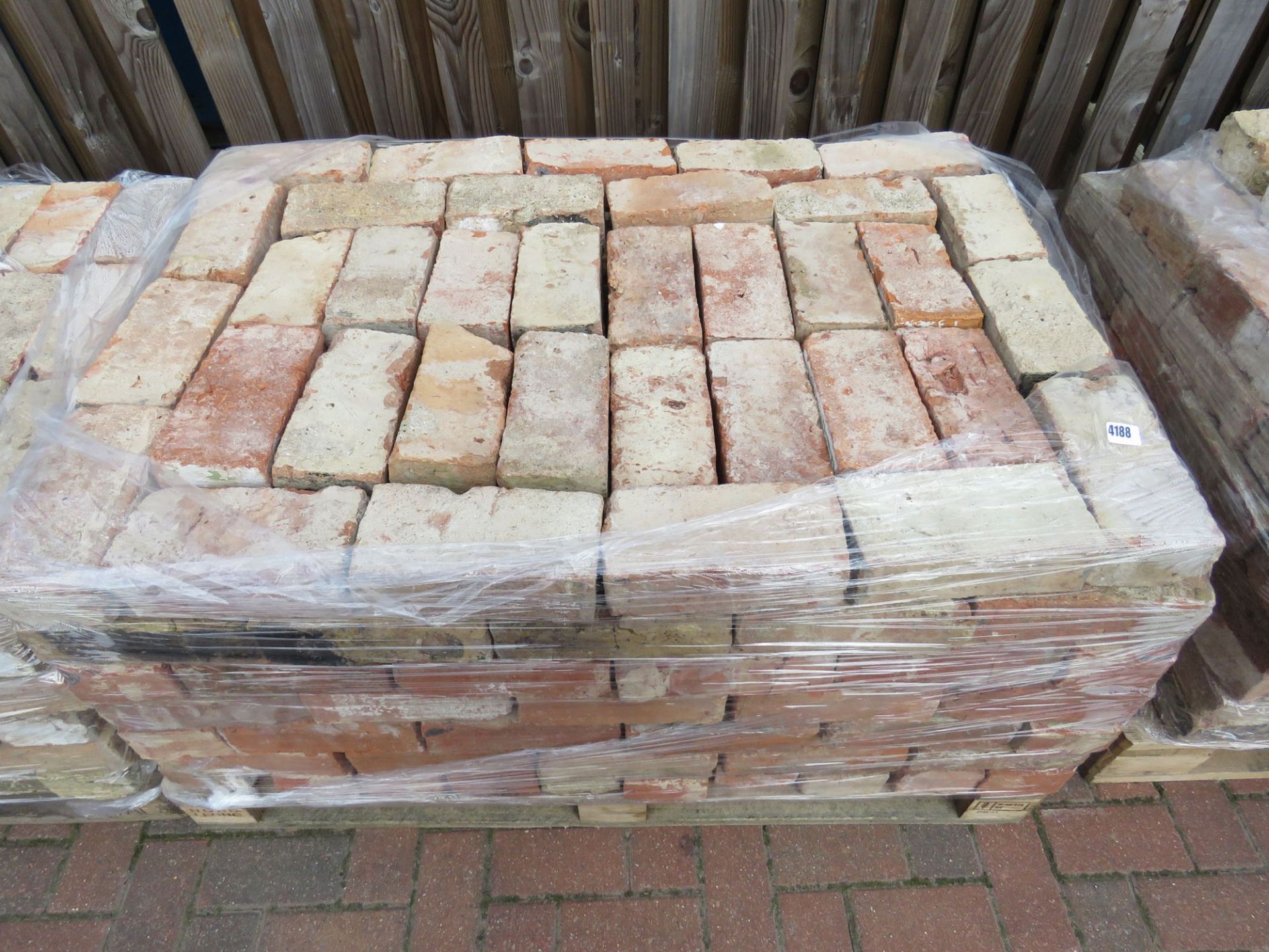 Pallet of hard Victorian red bricks approx 280