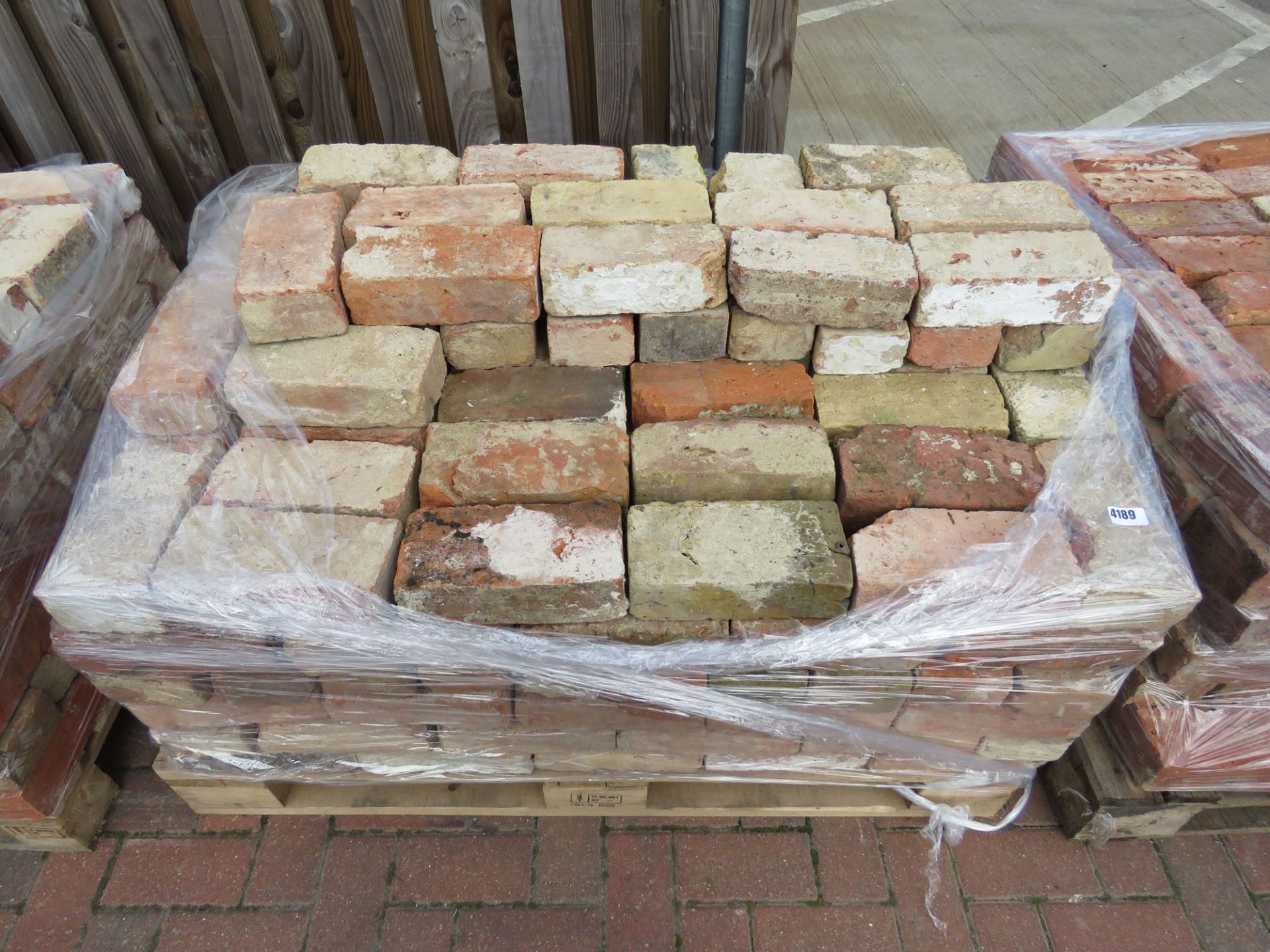 Pallet of hard Victorian red bricks approx 280