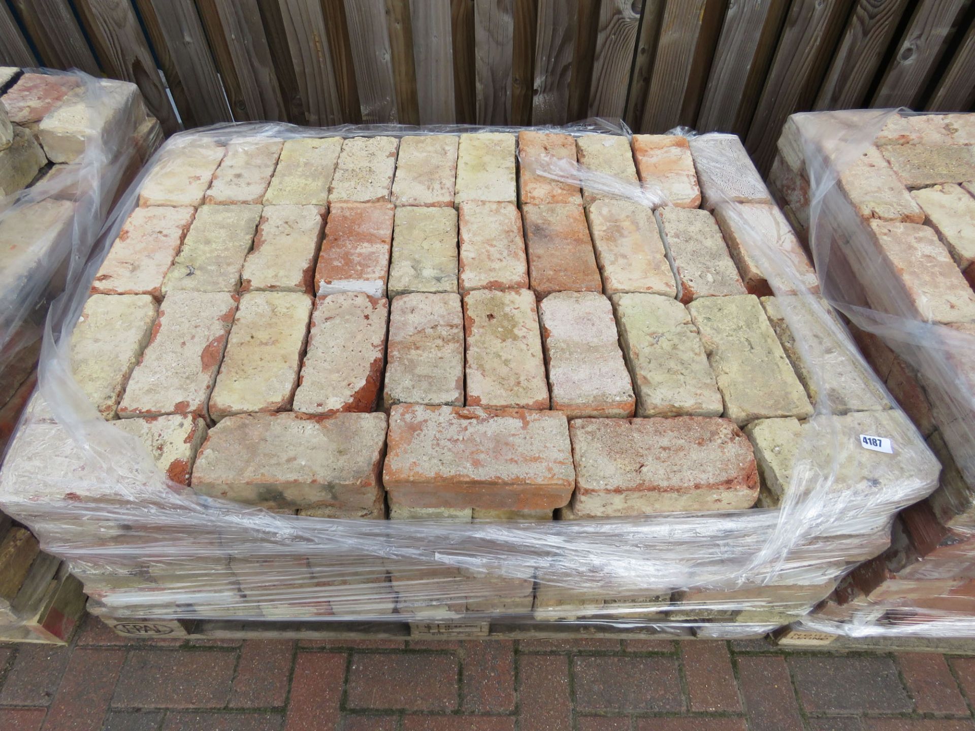 Pallet of hard Victorian red bricks approx 280