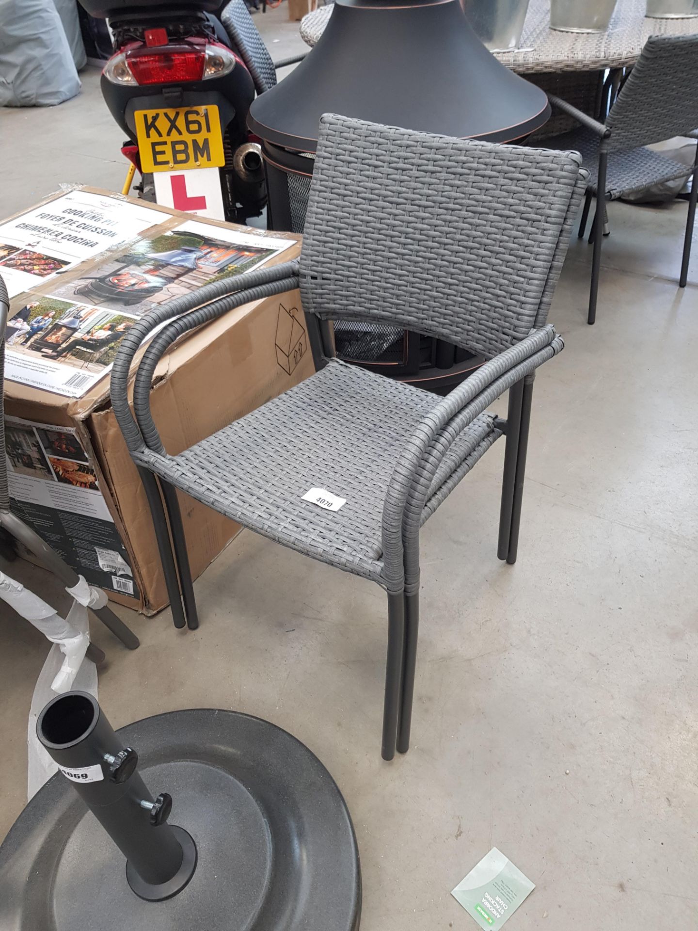 2 grey rattan stacking garden chairs on grey support - Image 2 of 3