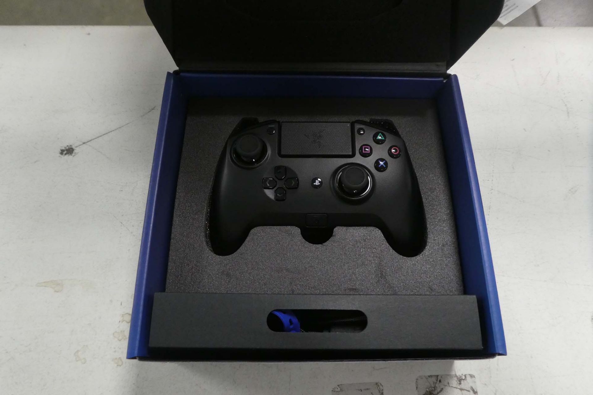 Razer Raiju Tournament Edition PS4 controller with box - Image 2 of 2