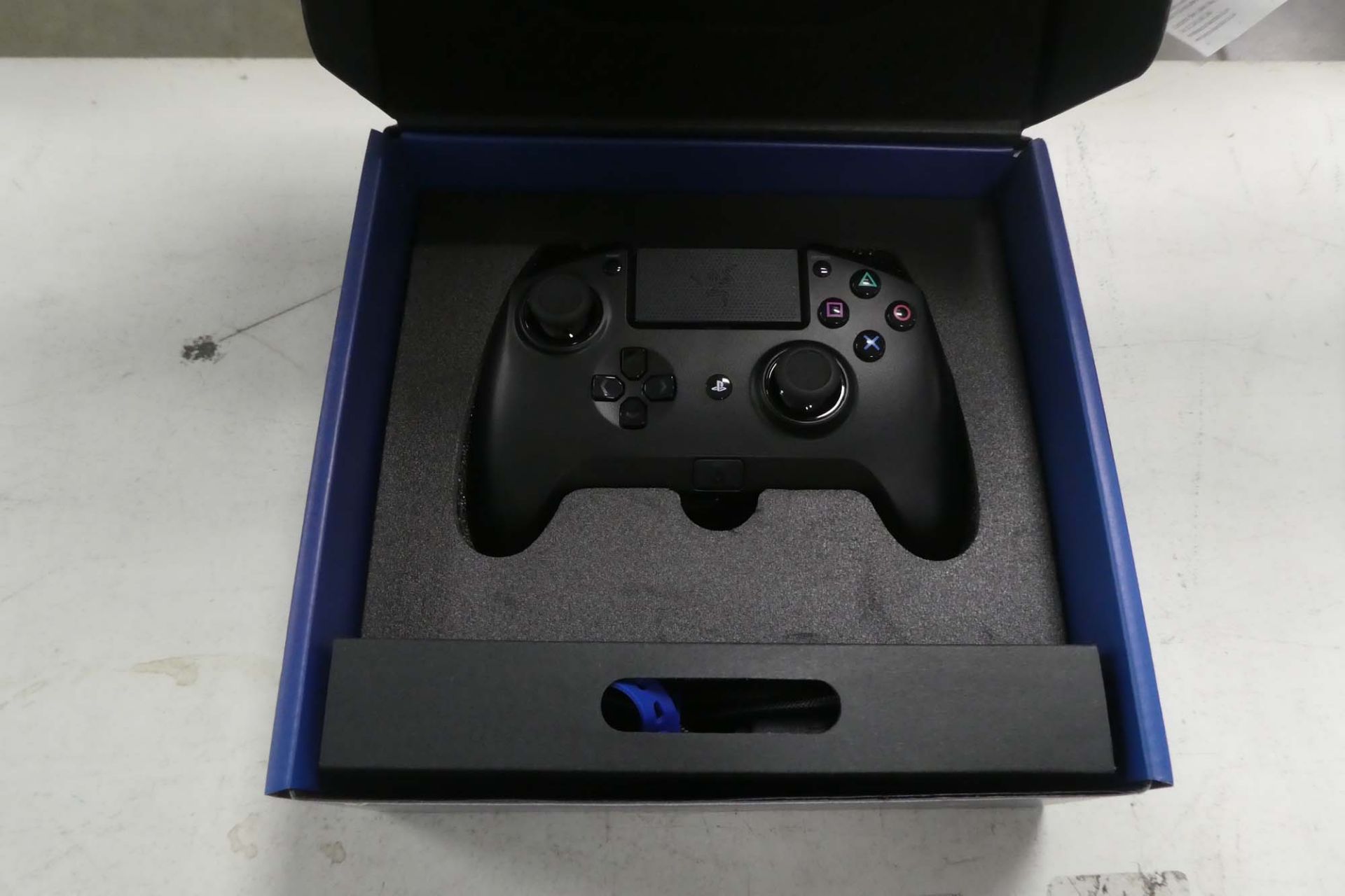 Razer Raiju Tournament Edition PS4 controller with box - Image 2 of 2