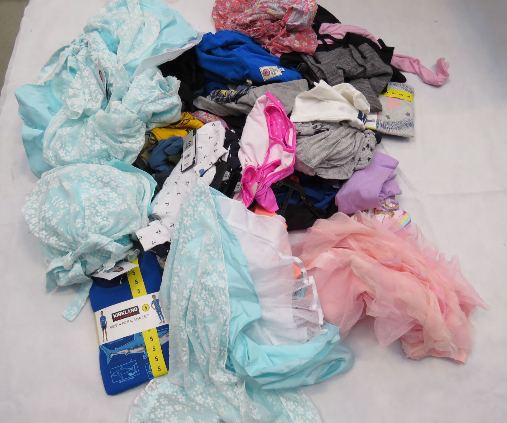 Large bag of mixed boys and girls clothing incl. tops, trousers, sleep wear, etc.