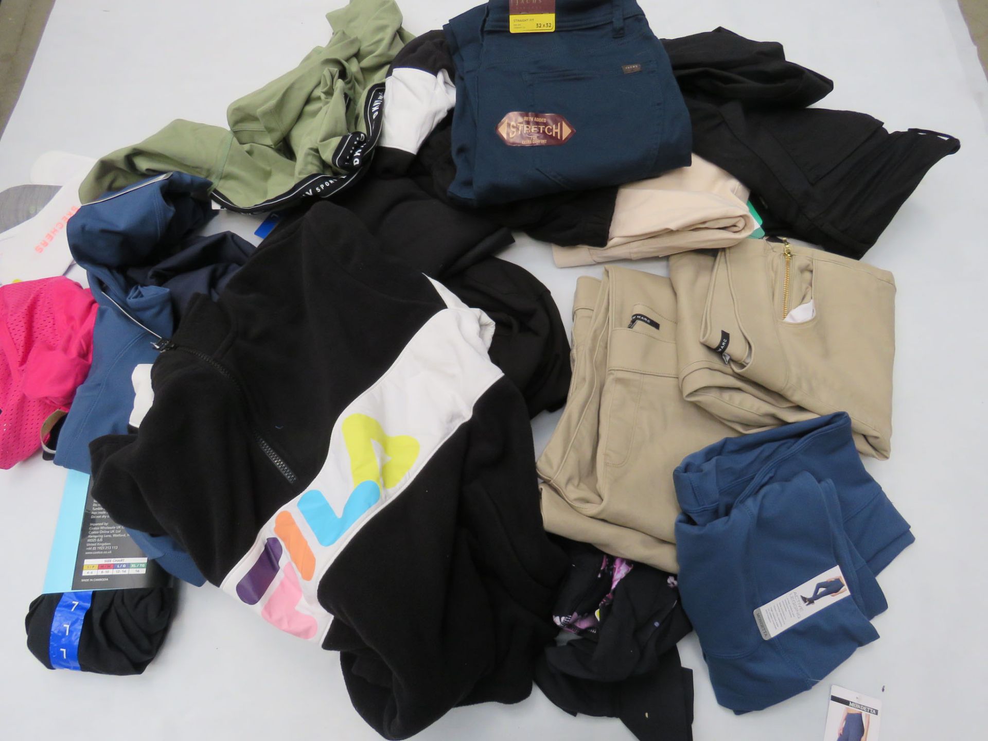 Large bag of mixed clothing incl. crop tight trousers, DKNY jeans, Levi jeans, etc.