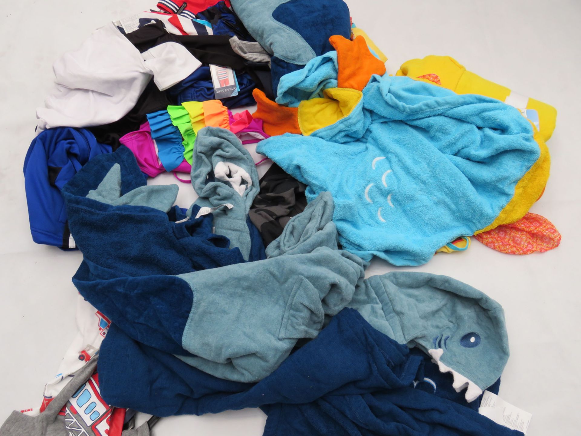 Large bag of mixed childrens clothing incl. sleep wear, etc.