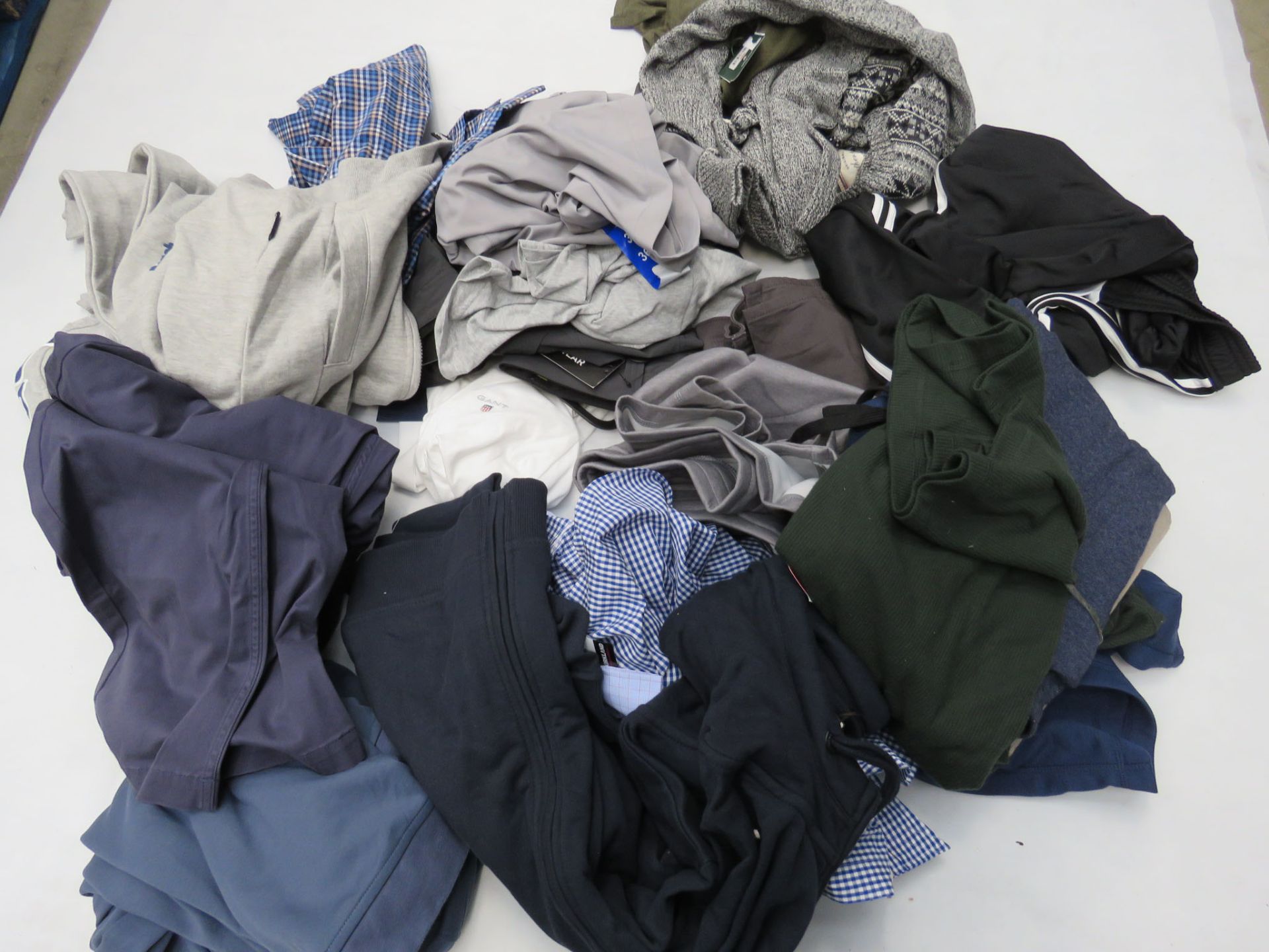 Large bag of mixed mens clothing incl. Bench, Gant, Kirkland, etc.