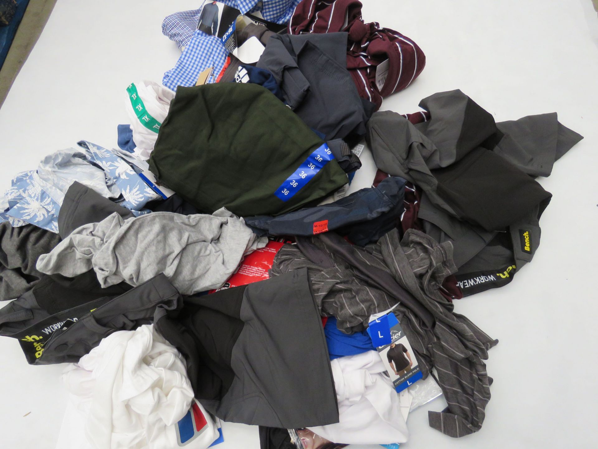 Large bag of mixed mens clothing incl. t-shirts, trousers, quarter length shorts, etc.