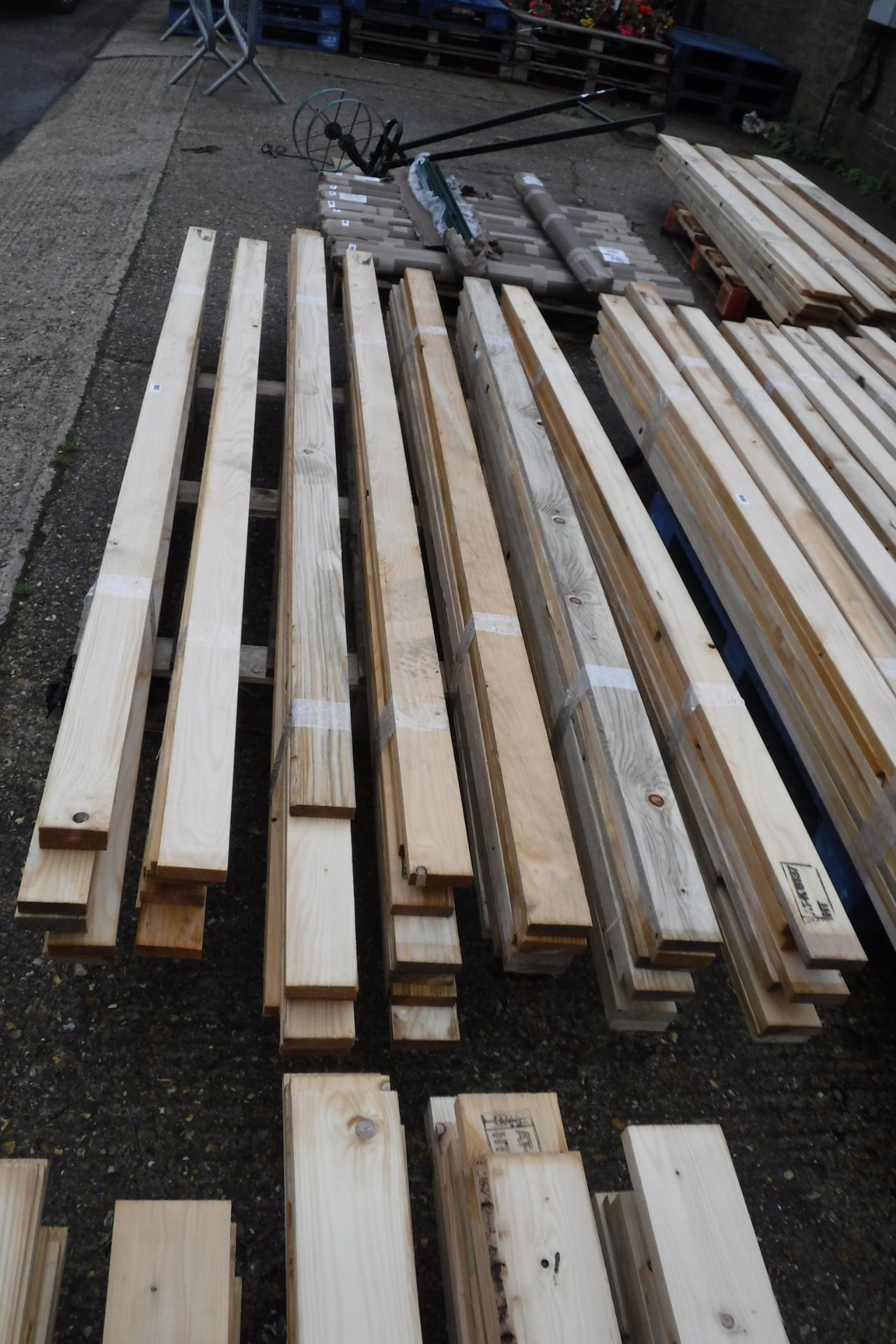 Pallet of 7 bundles of approx. 8 3x1 planks of wood