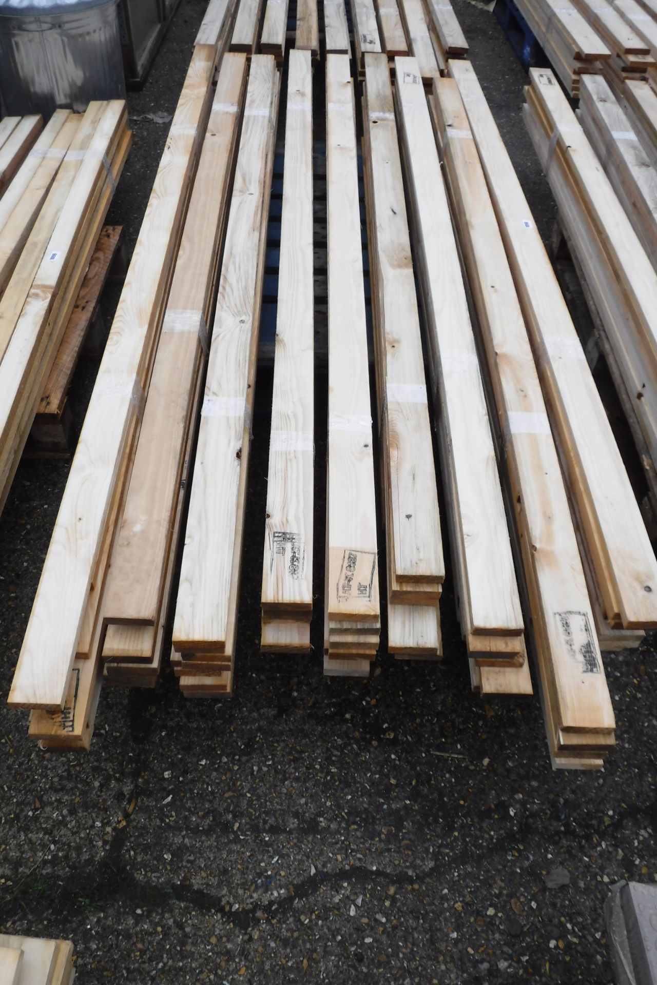 Pallet of 9 bundles of approx. 8 3x1 planks of wood