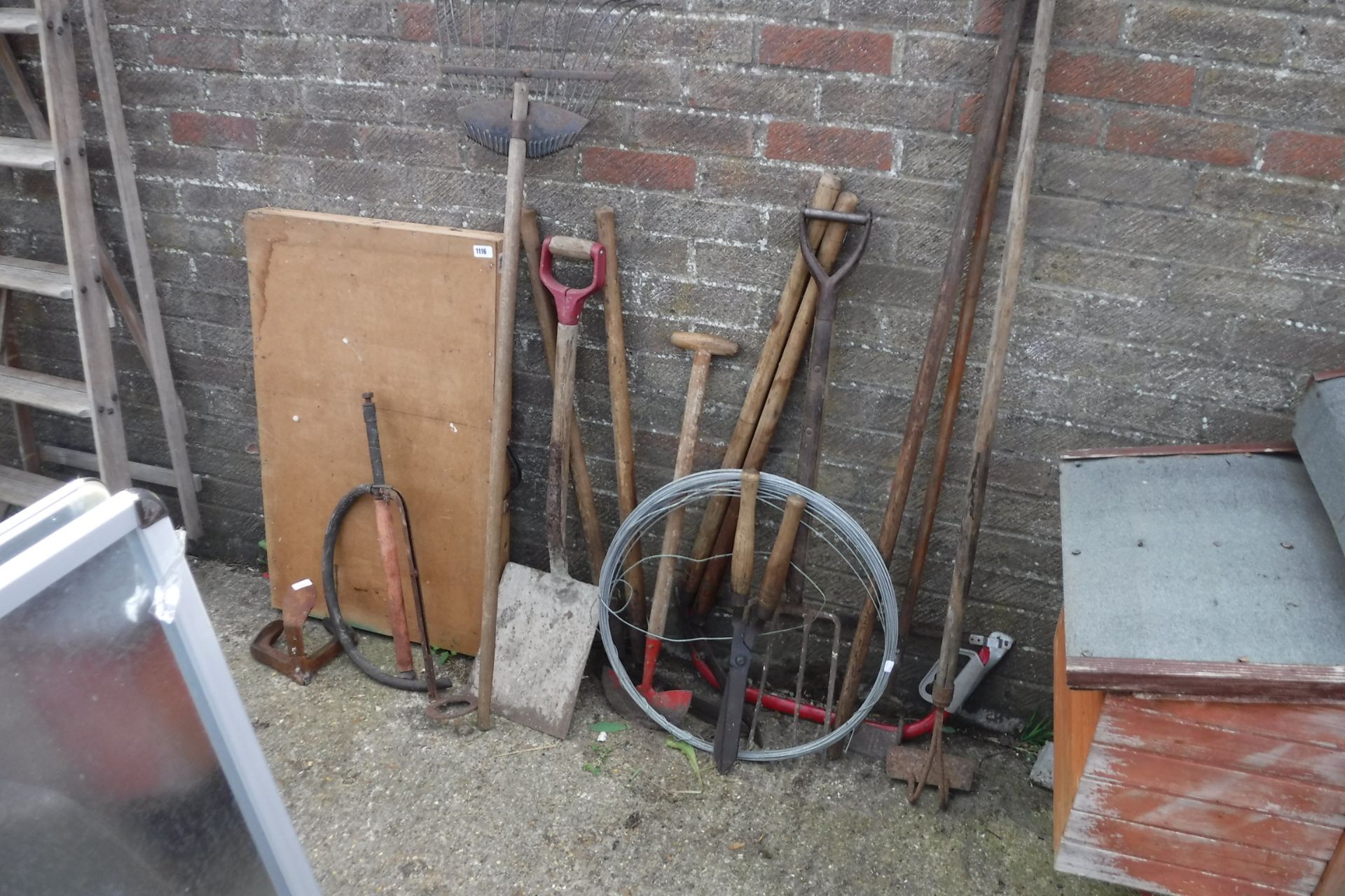 Quantity of garden tools incl. spade, shears, fork, etc. and folding table