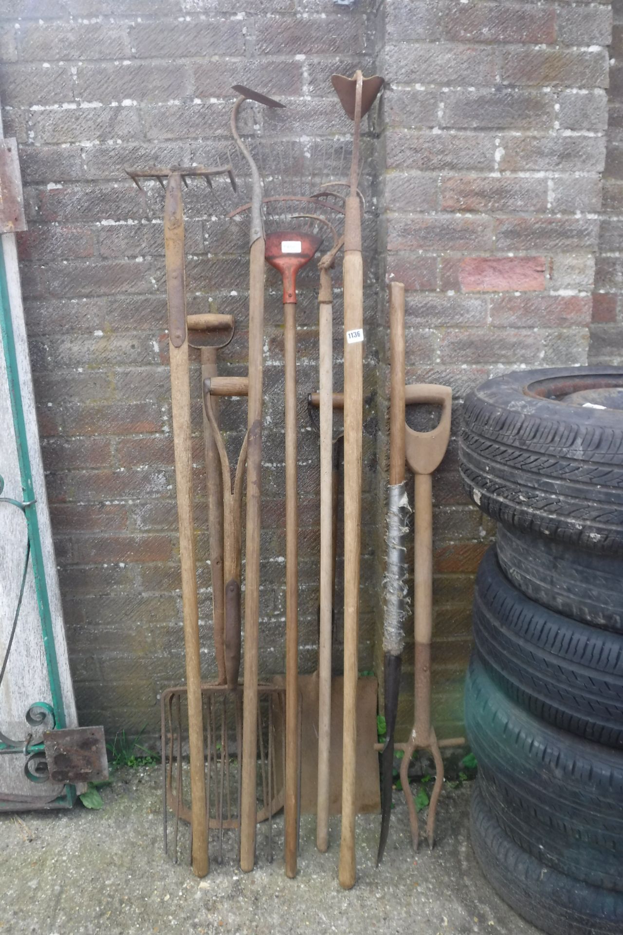 Quantity of garden tools incl. fork, rake, hoe, etc.