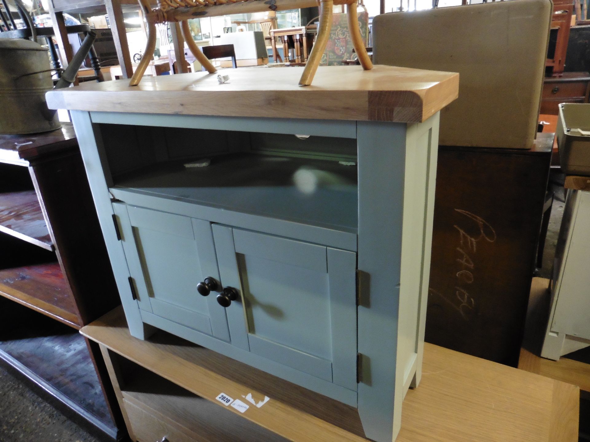 (2046) 80cm wide cream painted corner entertainment stand with cupboard under and oak top