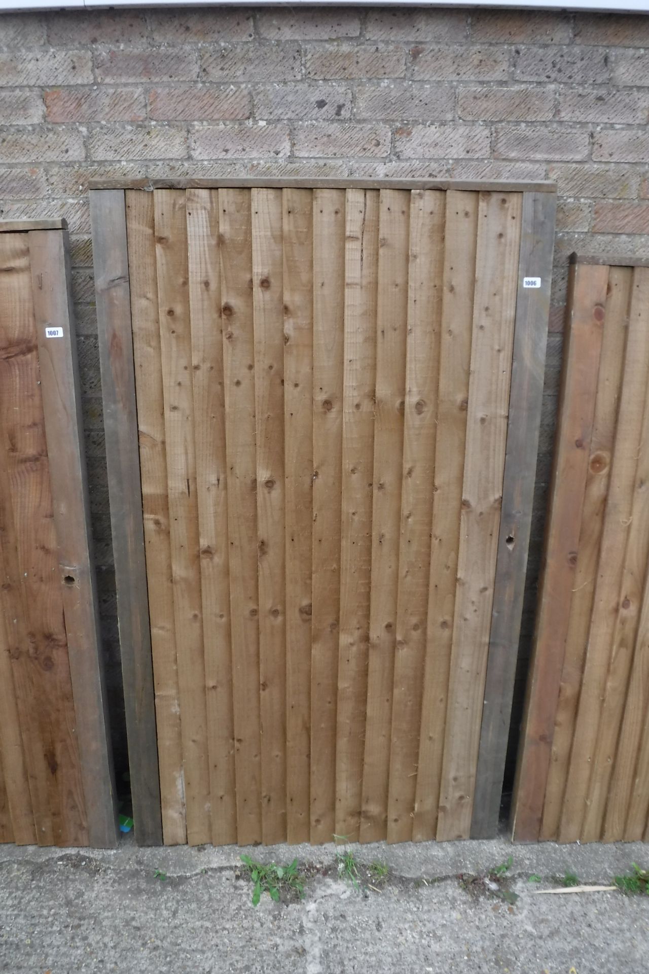 Feather edged wooden garden gate, 103cm(w) x 175cm(h)