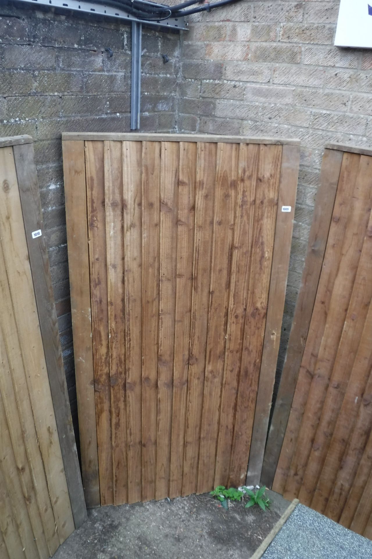 Feather edged wooden garden gate, 91cm(w) x 175cm(h)