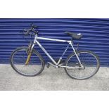 (1077) Mens Peugeot bike in silver