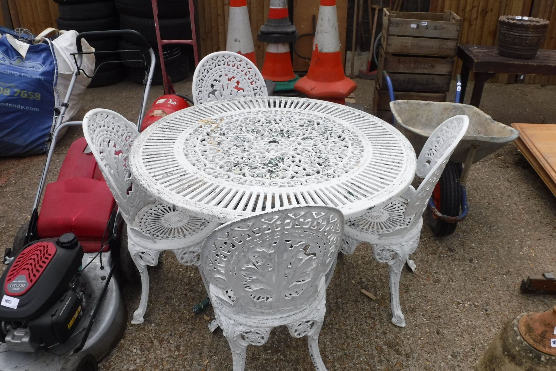 Aluminium white painted garden table with 4 matching chairs