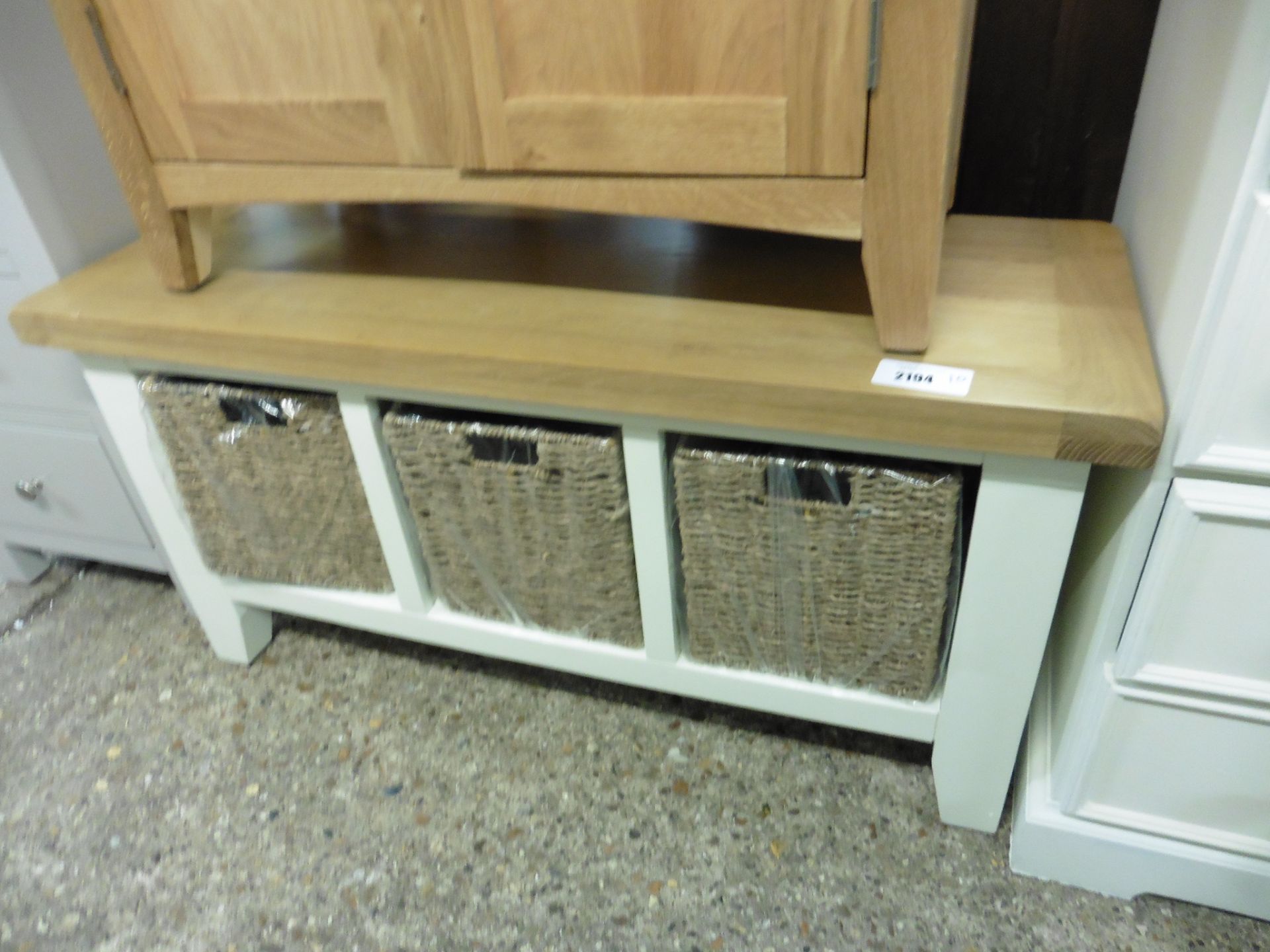 (10) Cream painted oak top bench seat with 3 seagrass storage baskets