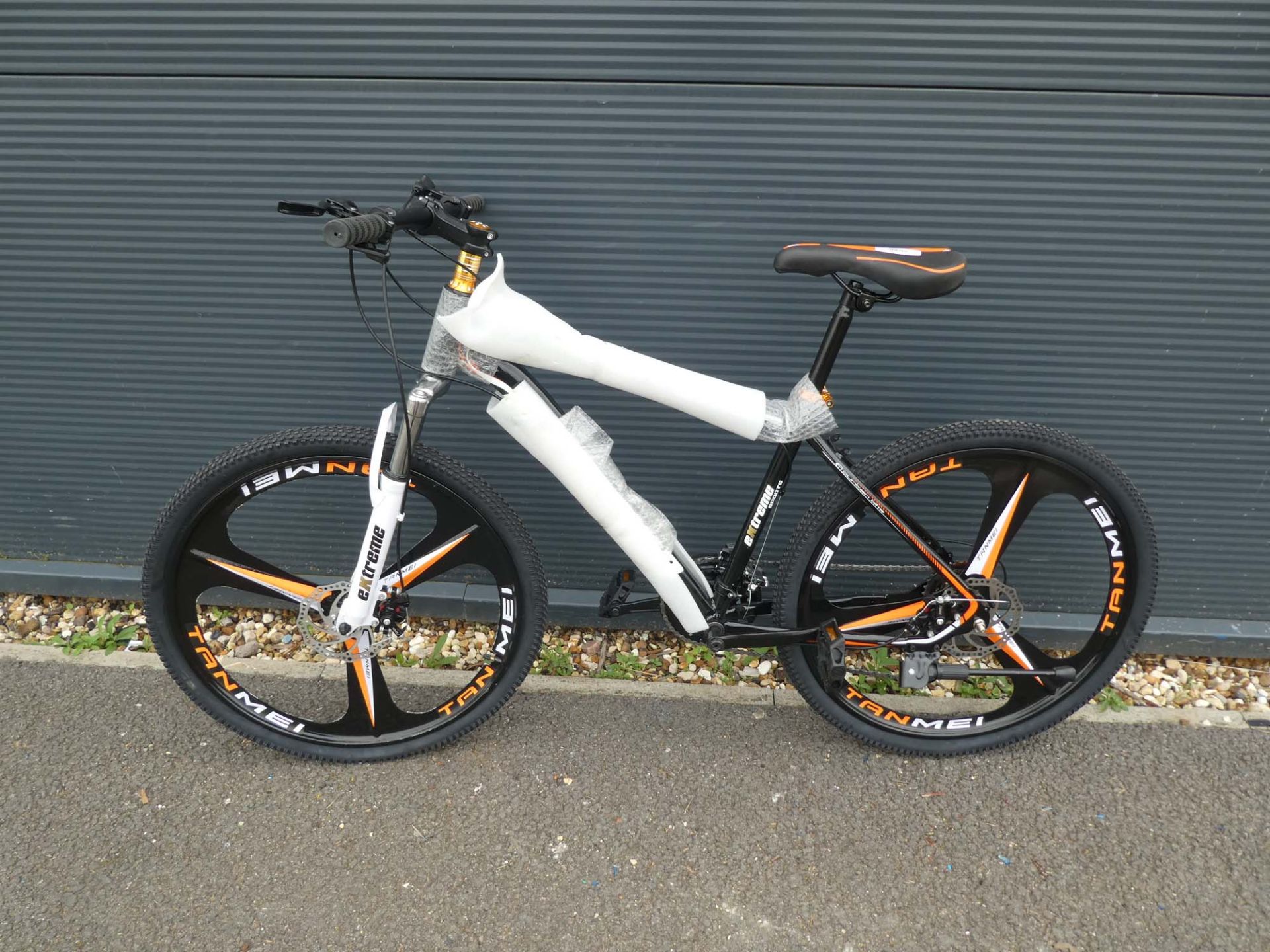 Black Extreme gents mountain bike