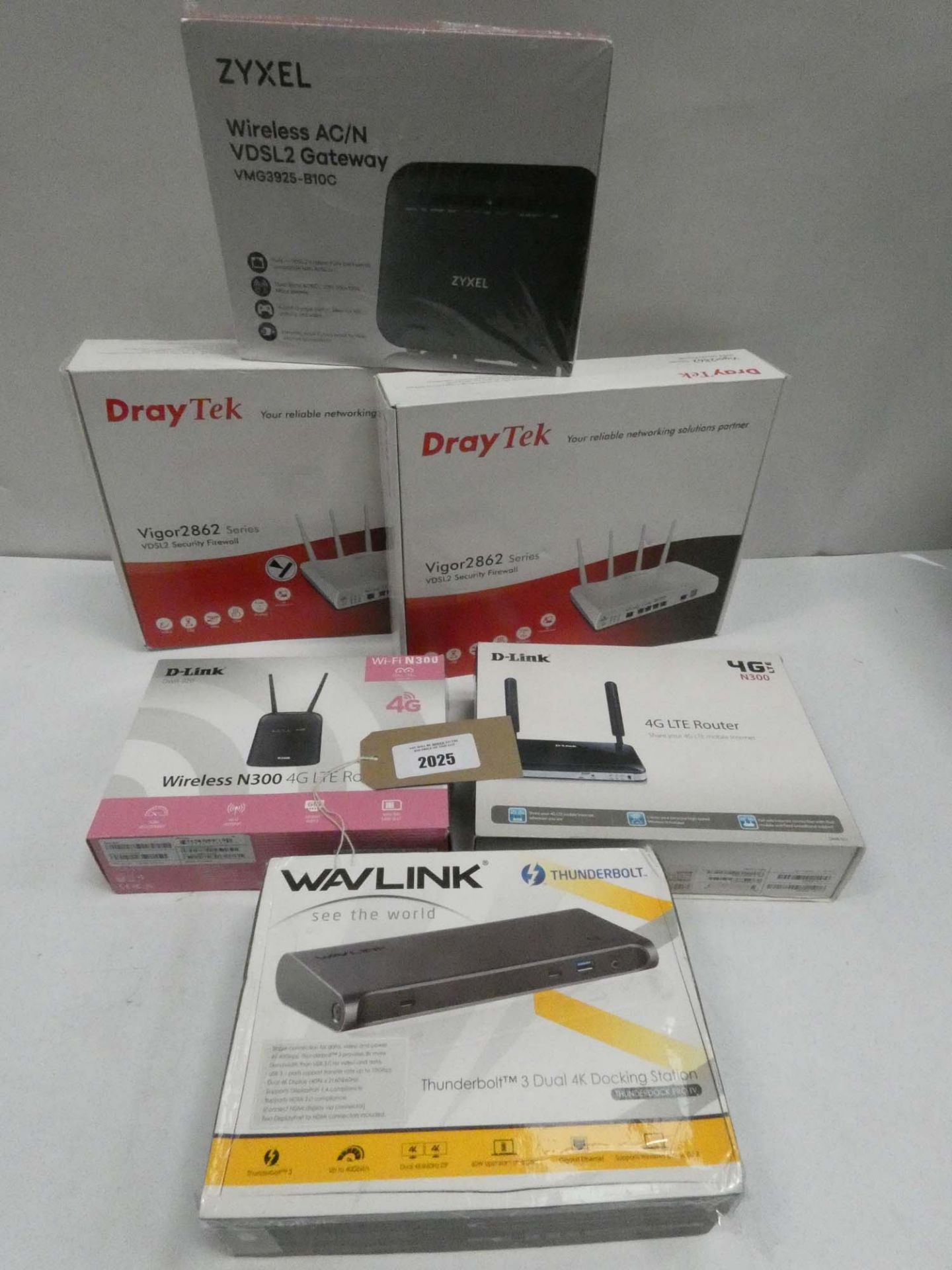 Bag containing 2x DrayTek Vigor2862, D-Link routers and Wavlink Thunderbolt router