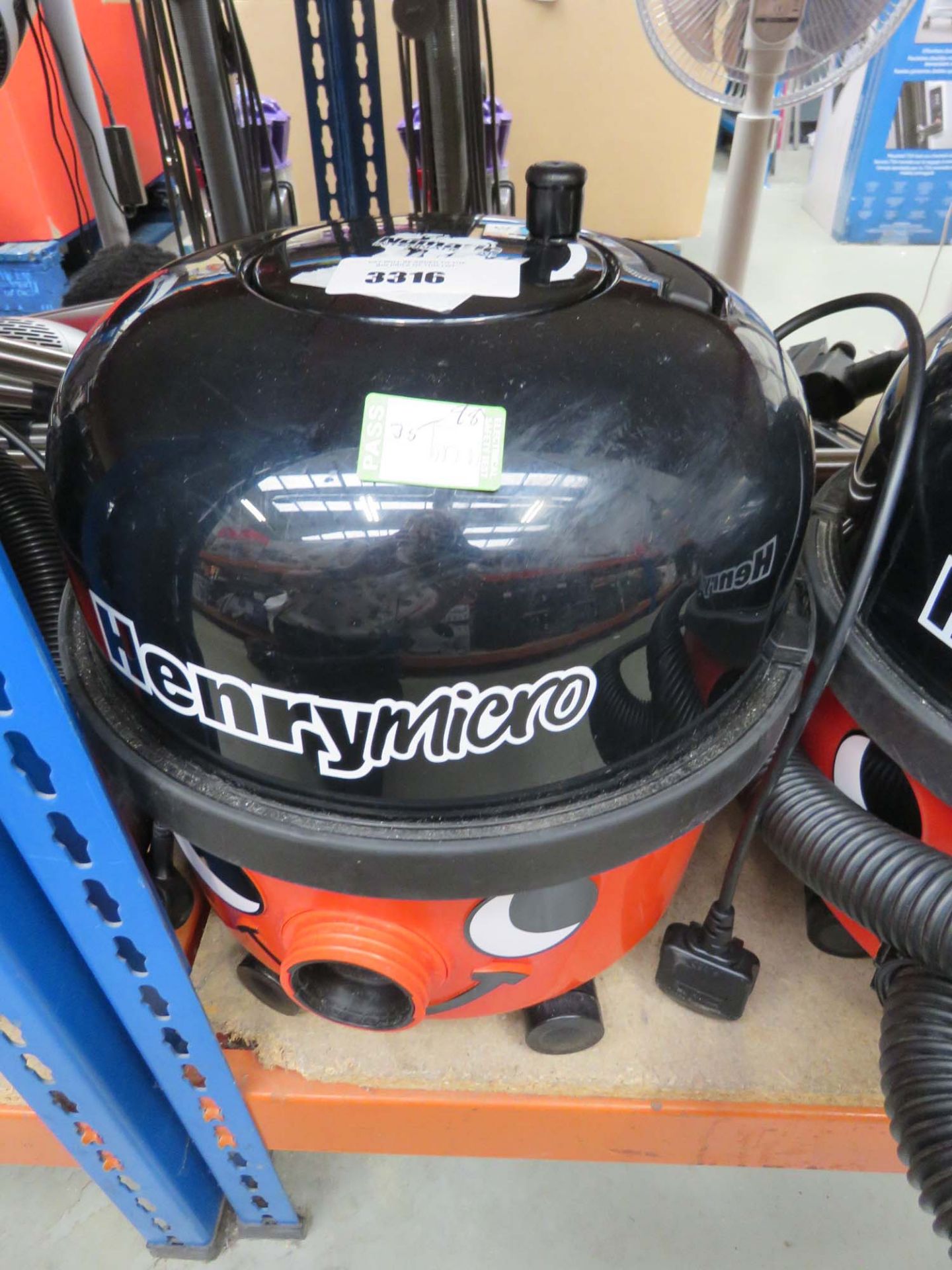 Henry micro vacuum cleaner with pole