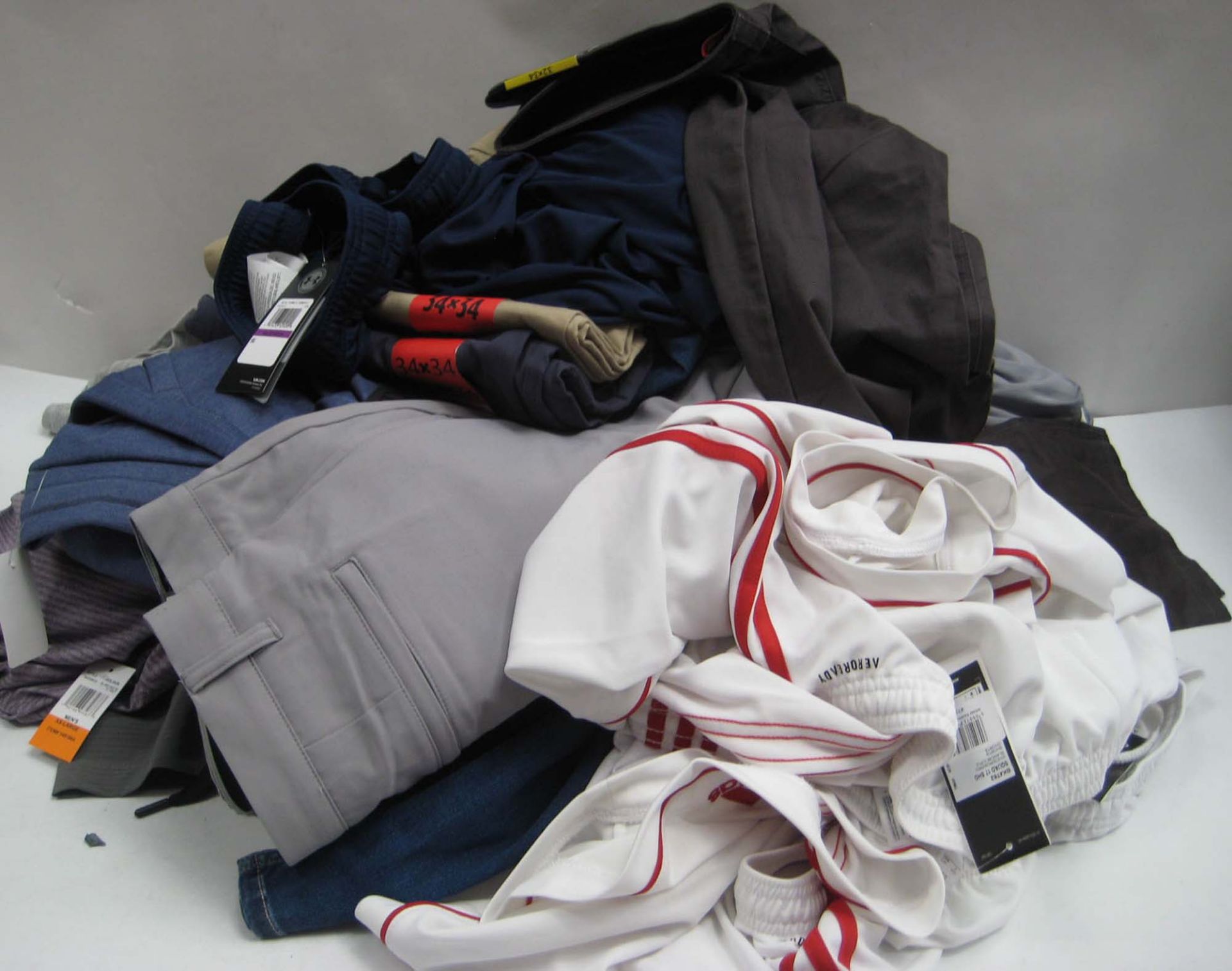 Bag of gents clothing to include jeans, shorts, tops, t-shirts, etc in various makes, colours and